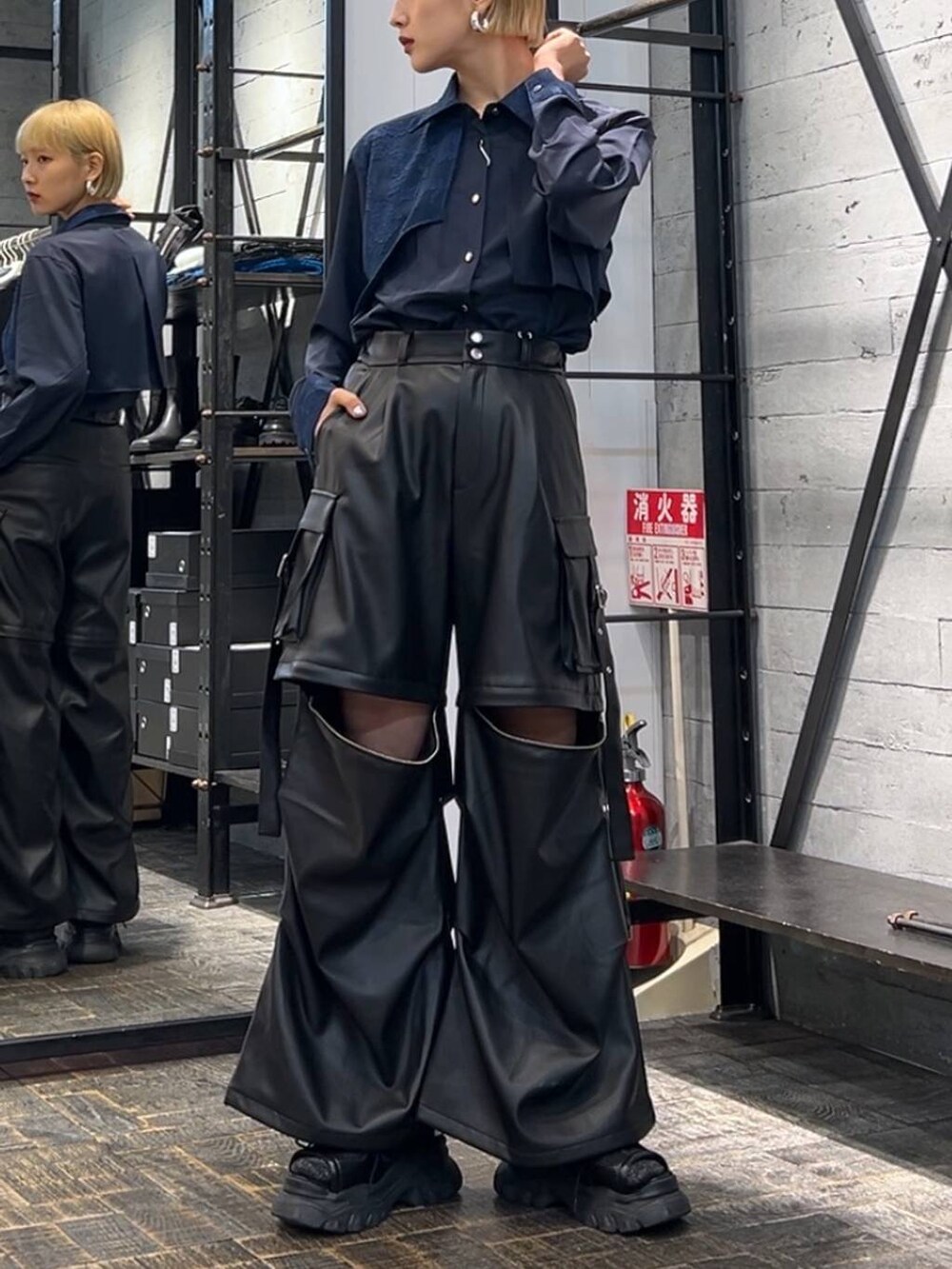 ブラック系のカーゴパンツ、ブラック系のサンダル、ブルー系のシャツ/ブラウスを着用したレディースの秋コーディネートの2枚目の写真