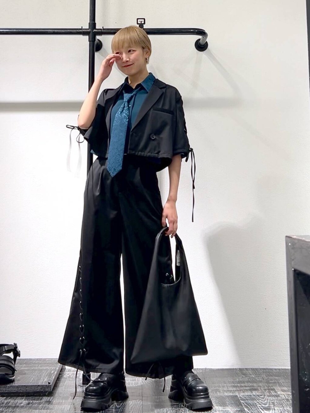 ブラック系のテーラードジャケット、ブラック系のその他パンツ、ブラック系のトートバッグを着用したレディースの春コーディネートの3枚目の写真