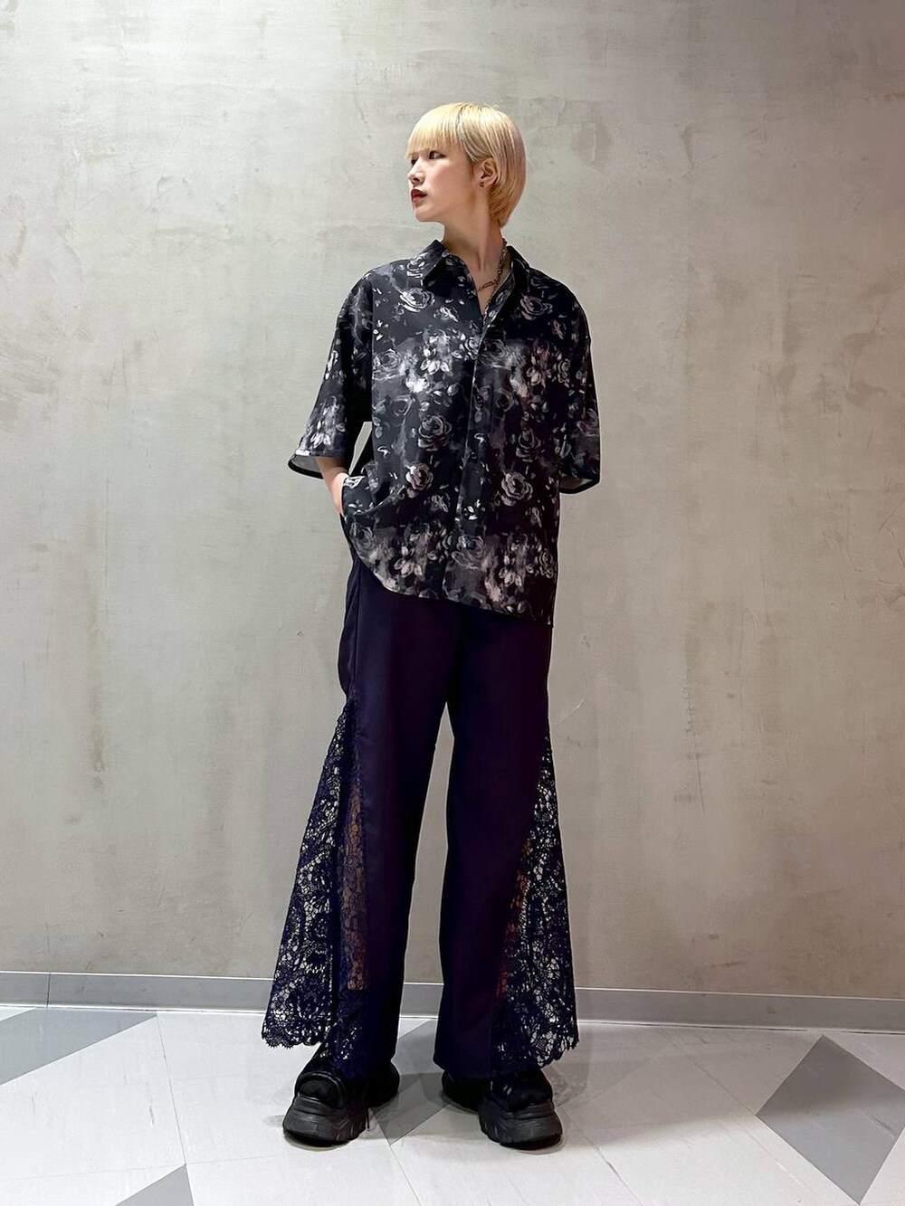 ブラック系のサンダル、ブラック系のシャツ/ブラウス、パープル系のその他パンツを着用したレディースの春コーディネートの4枚目の写真