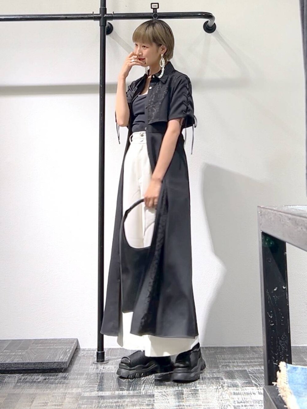 ホワイト系のその他パンツ、ブラック系のサンダル、ブラック系のワンピースを着用したレディースの夏コーディネートの3枚目の写真