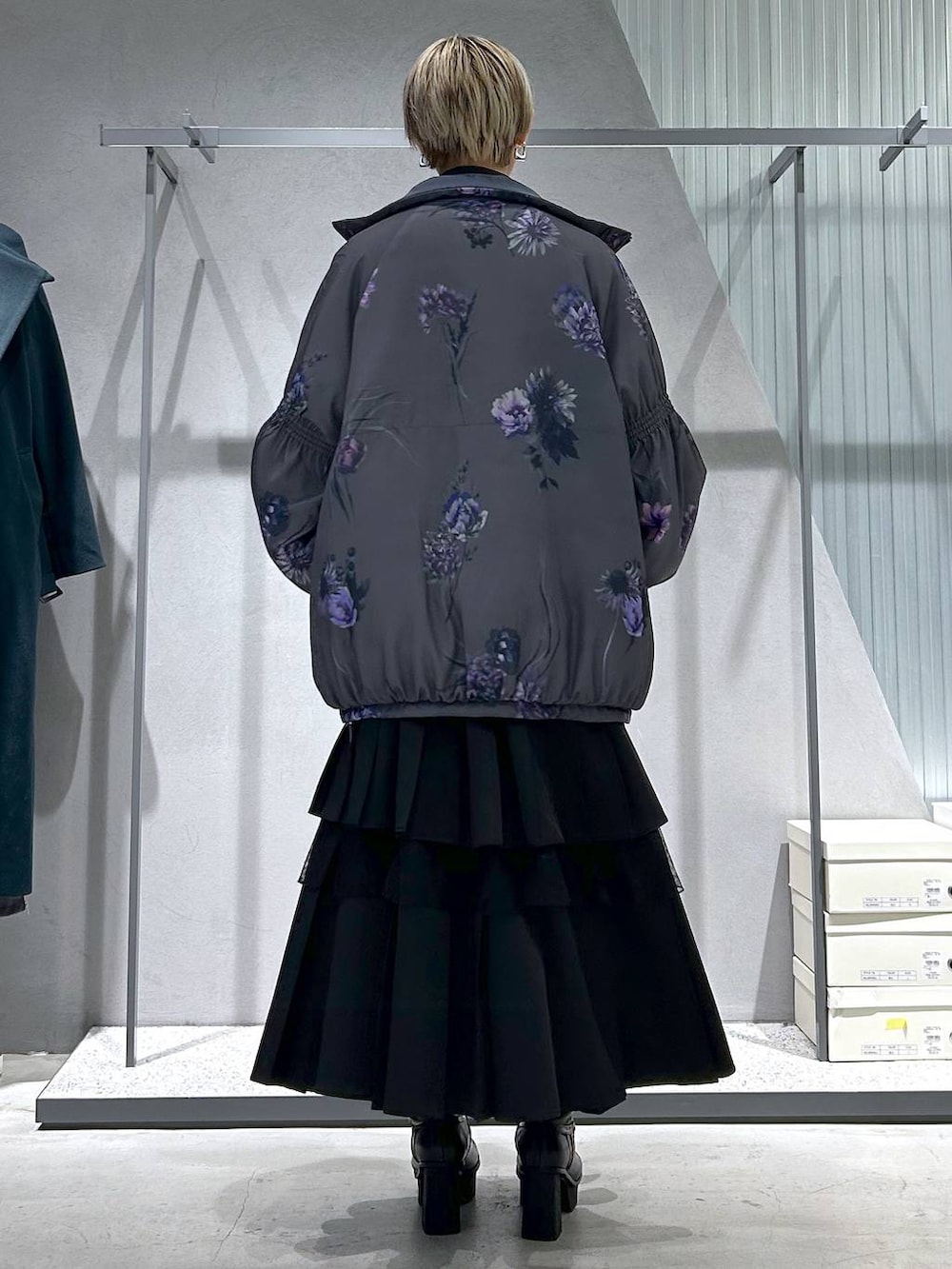 パープル系のTシャツ/カットソー、グレー系のブーツ、ブラック系のスカートを着用したレディースの冬コーディネートの3枚目の写真