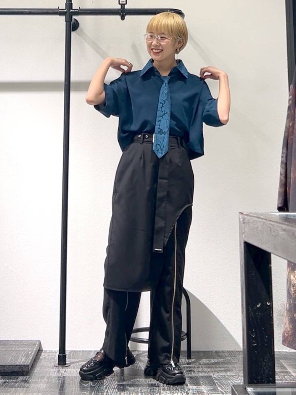 ブルー系のシャツ/ブラウス、ブラック系のスニーカー、ブラック系のその他パンツを着用したレディースの夏コーディネートの5枚目の写真