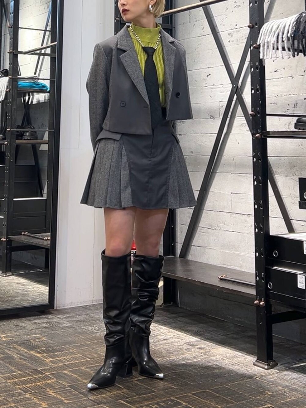 ブラック系のネクタイ、グレー系のテーラードジャケット、グレー系のその他パンツを着用したレディースの秋コーディネートの5枚目の写真