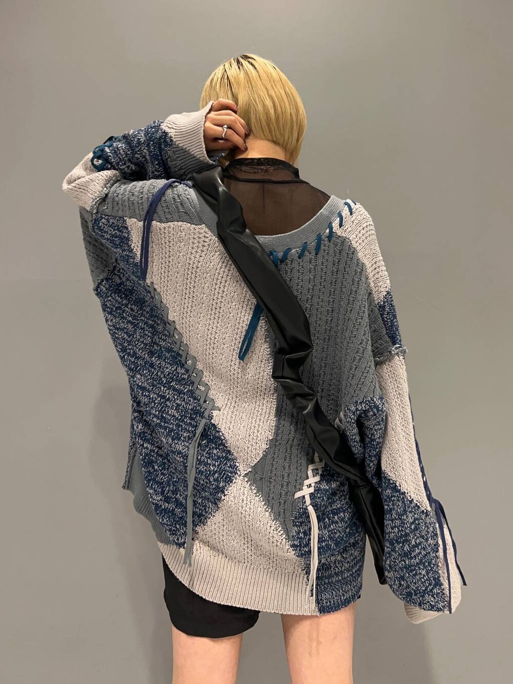 グレー系のカーディガン/ボレロ、ブラック系のショルダーバッグ、シルバー系のネックレスを着用したレディースの秋コーディネートの3枚目の写真