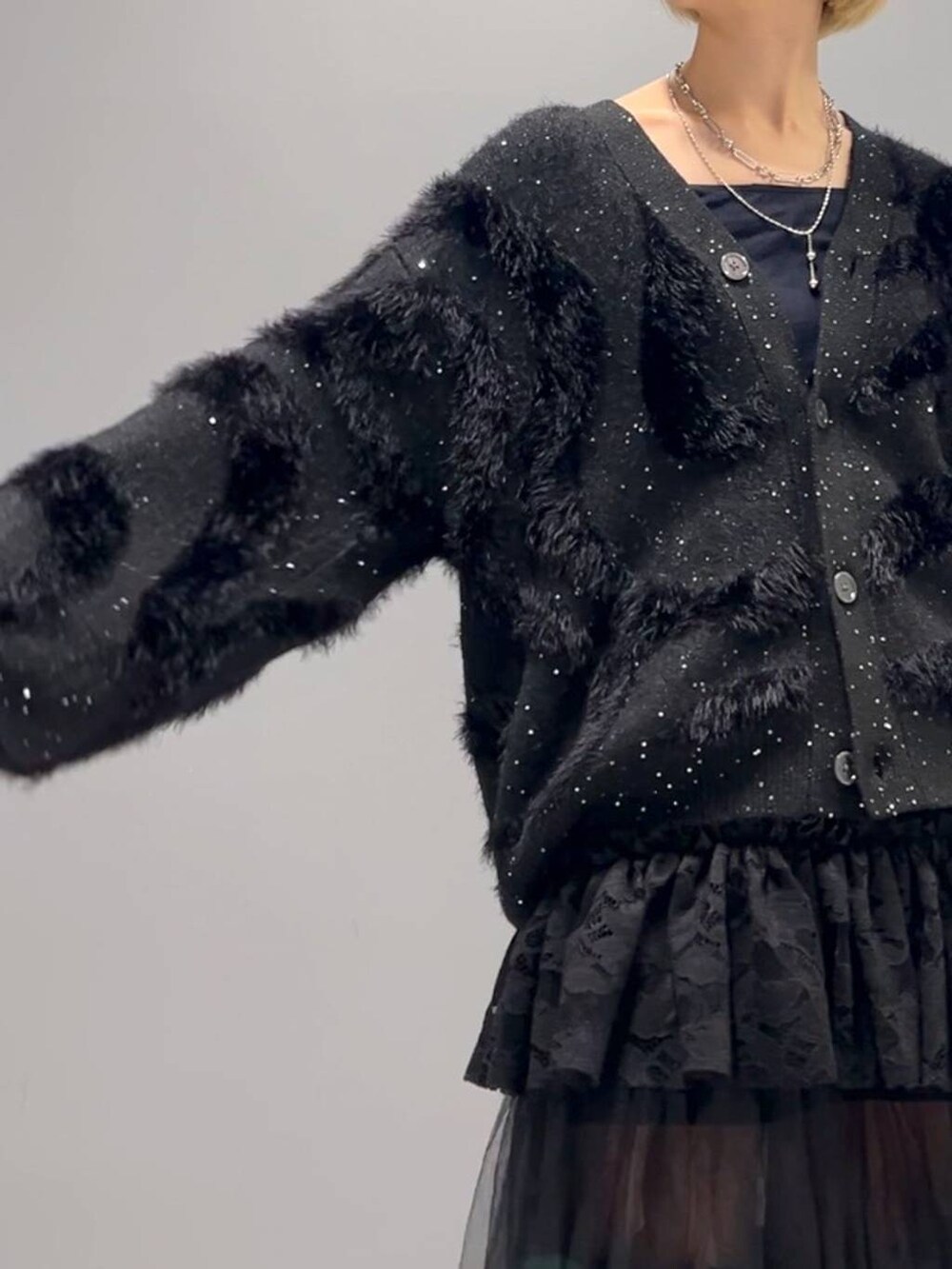 ブラック系のカーディガン/ボレロ、ブラック系のデニムスカート、シルバー系のネックレスを着用したレディースの秋コーディネートの5枚目の写真