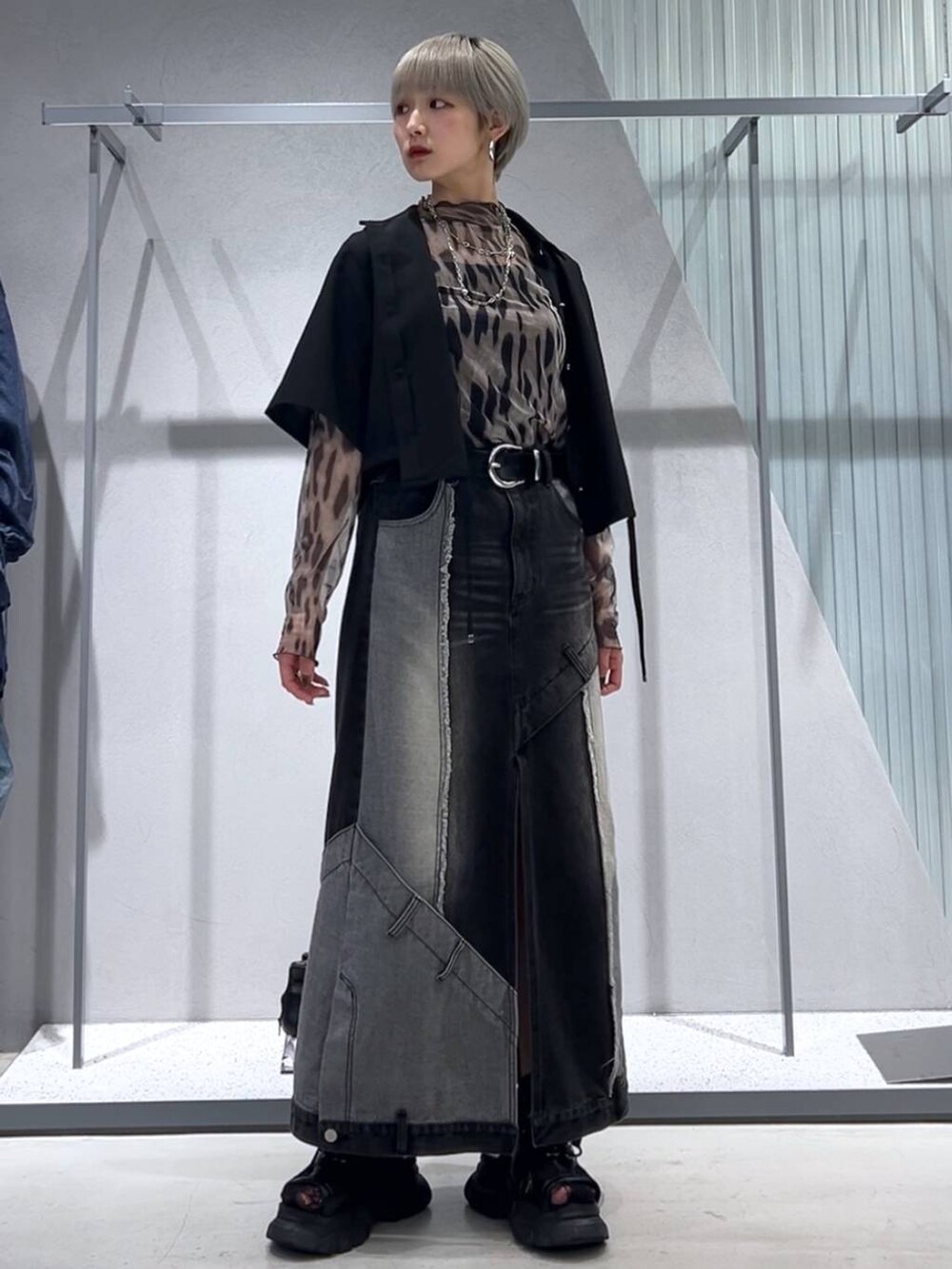 ブラック系のサンダル、ブラック系のデニムスカート、ブラック系のシャツ/ブラウスを着用したレディースの夏コーディネートの4枚目の写真