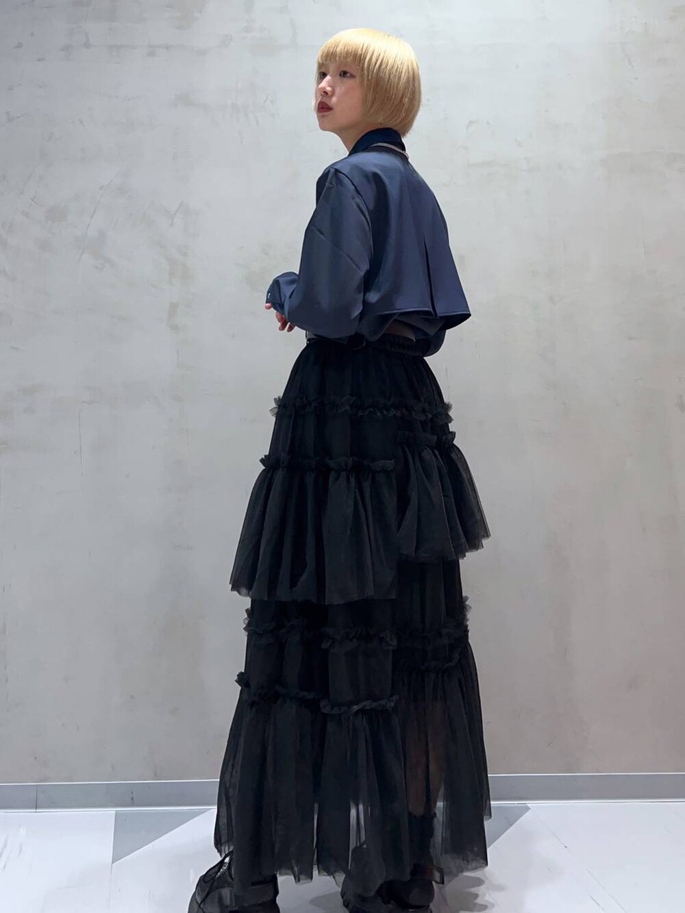 ブルー系のシャツ/ブラウス、ブラック系のスカート、ブラック系のベルトを着用したレディースの秋コーディネートの3枚目の写真