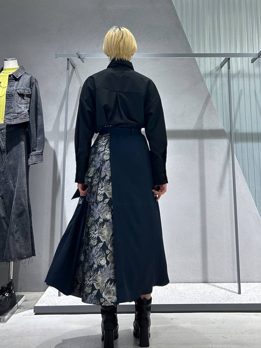 ブラック系のシャツ/ブラウスを着用したレディースの秋コーディネートの6枚目の写真