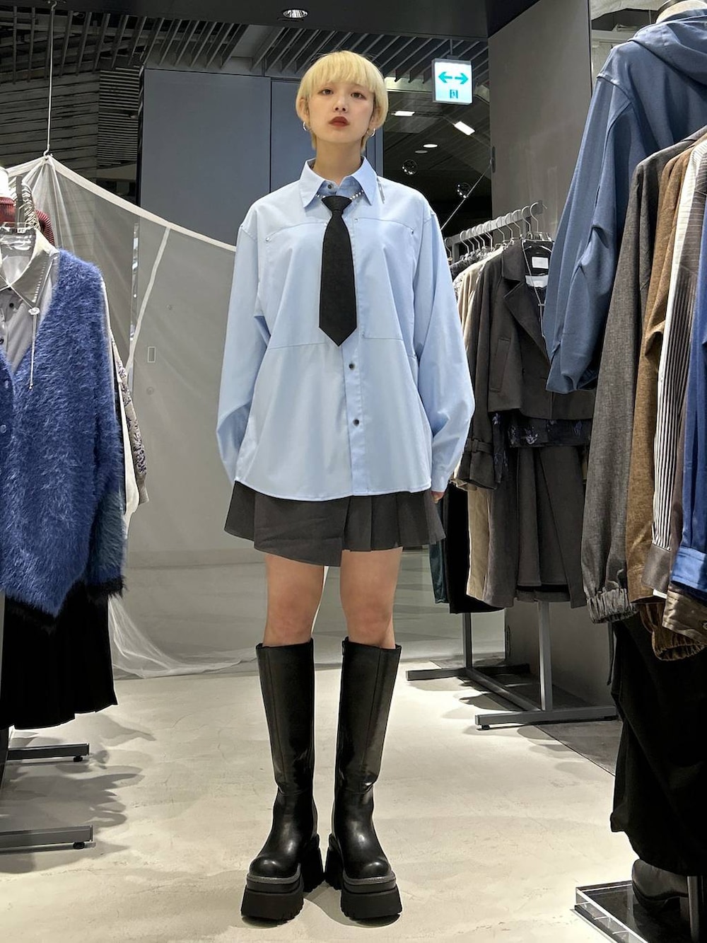 ブラック系のネクタイ、グレー系のその他パンツ、ブラック系のブーツを着用したレディースの秋コーディネートの2枚目の写真