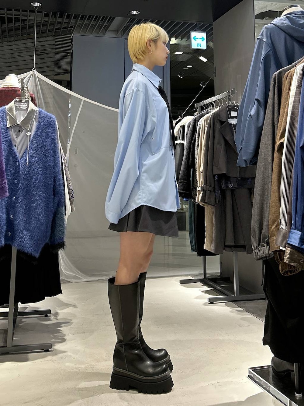 ブラック系のネクタイ、ブラック系のブルゾン、グレー系のその他パンツを着用したレディースの秋コーディネートの5枚目の写真