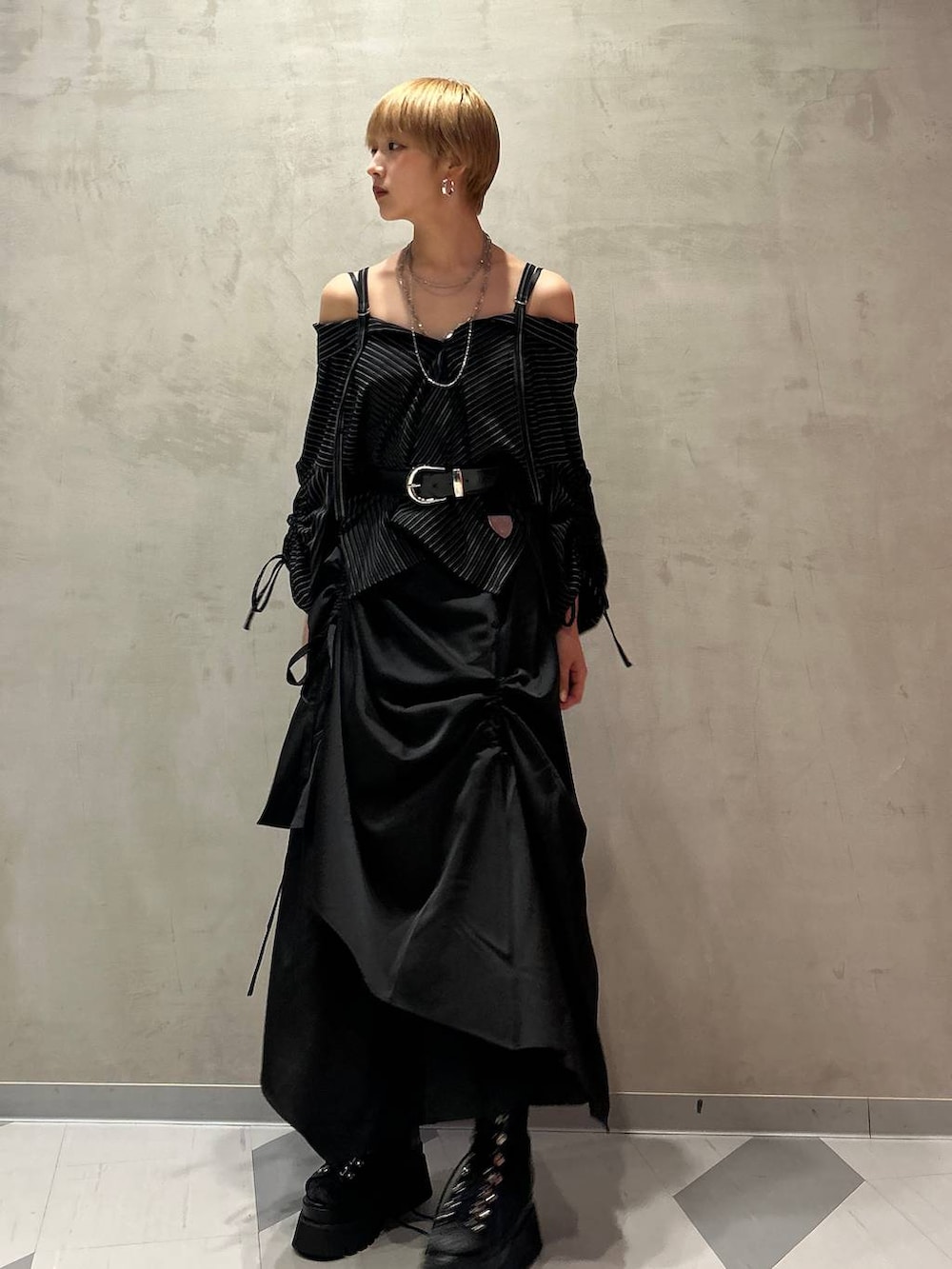 ブラック系のサンダル、その他のシャツ/ブラウス、ブラック系のスカートを着用したレディースの夏コーディネートの4枚目の写真