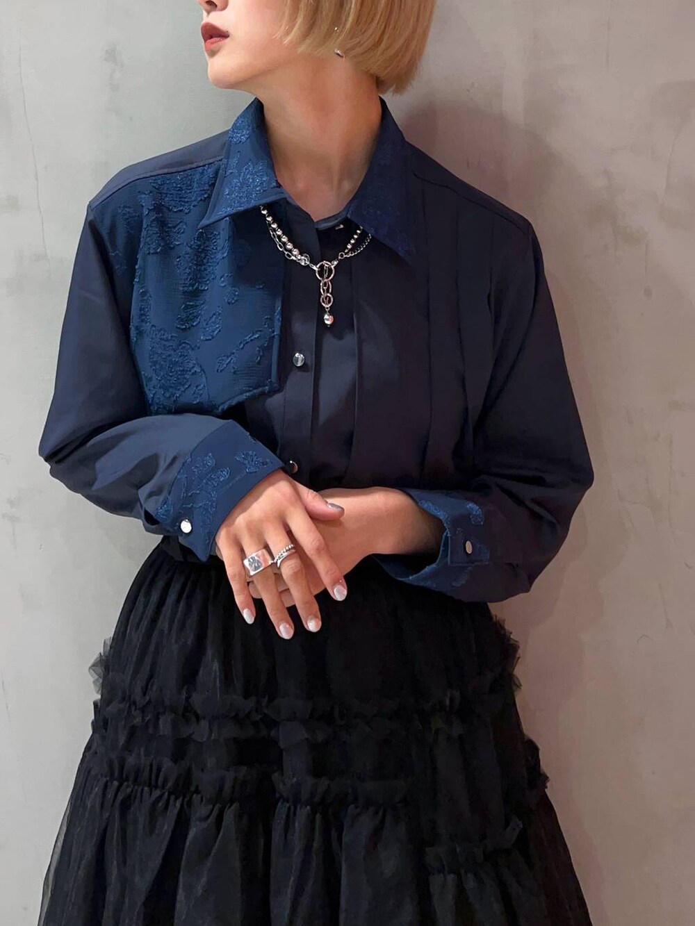 ブルー系のシャツ/ブラウス、ブラック系のスカート、ブラック系のベルトを着用したレディースの秋コーディネートの6枚目の写真