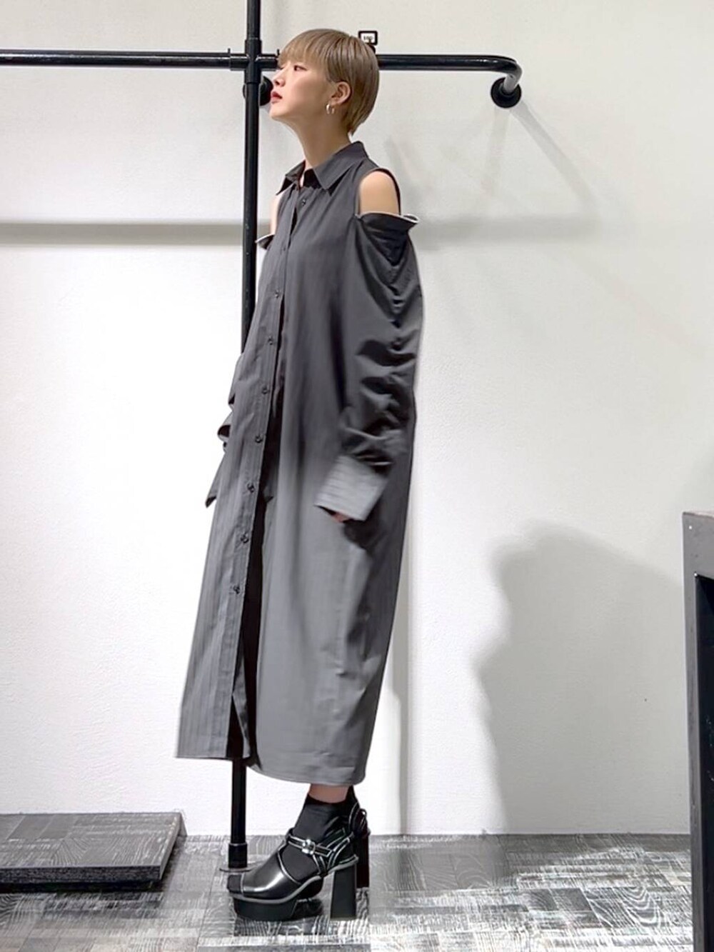 ブラック系のサンダル、グレー系のワンピース、シルバー系のネックレスを着用したレディースの春コーディネートの5枚目の写真