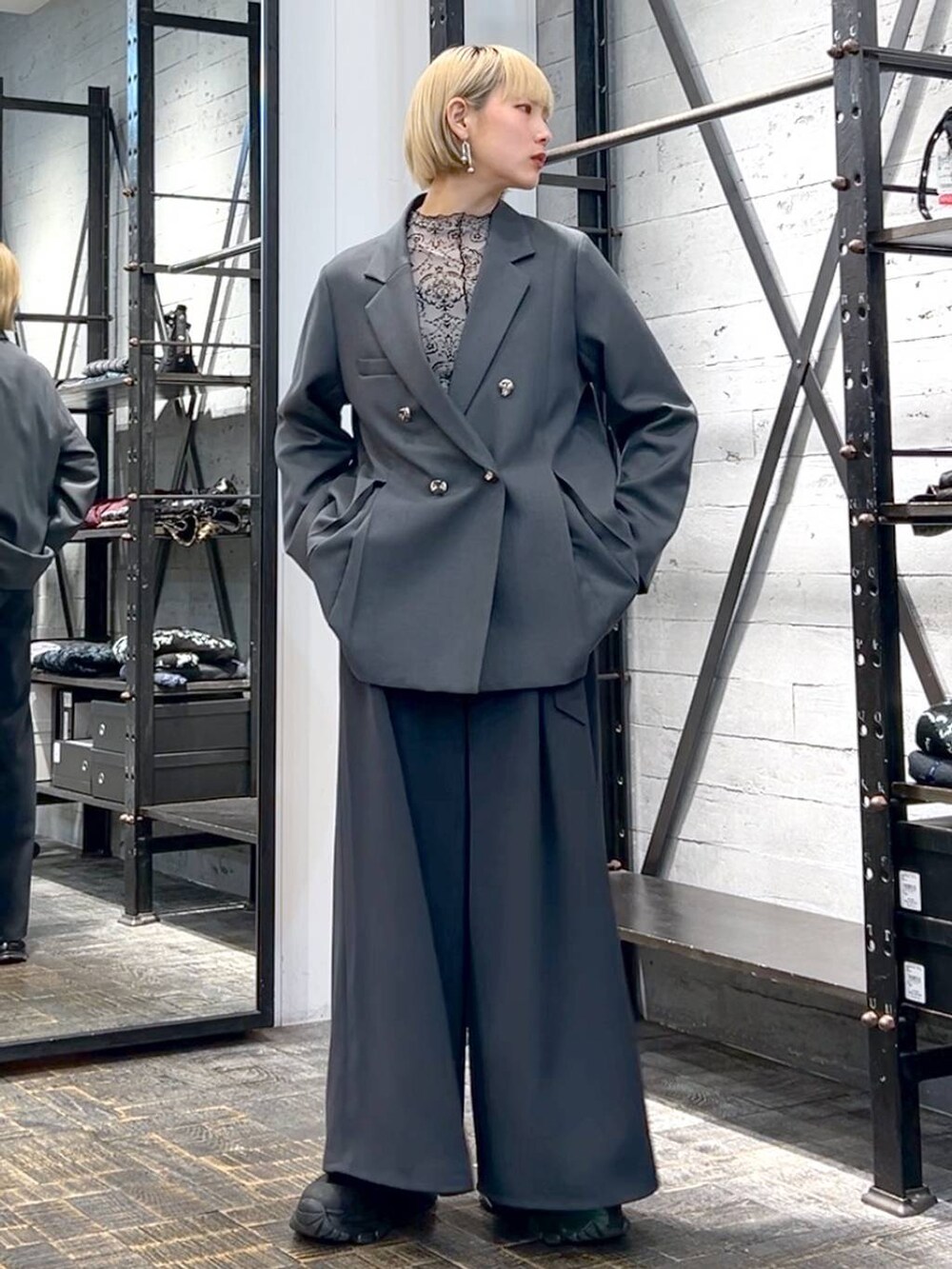 ブラック系のブーツ、グレー系のその他パンツ、グレー系のテーラードジャケットを着用したレディースの冬コーディネートの3枚目の写真