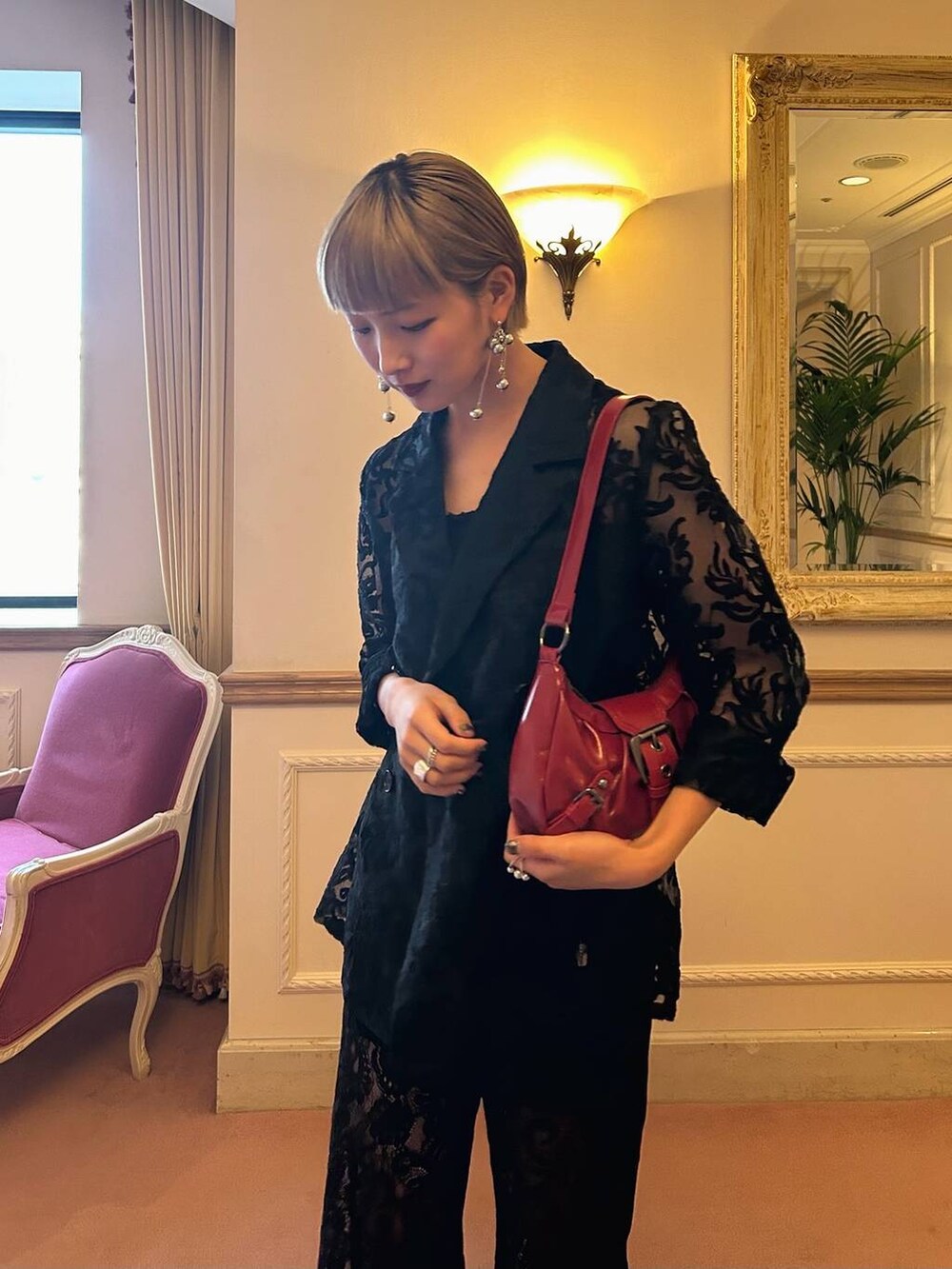 ブラック系のその他パンツ、ブラック系のテーラードジャケット、ブラック系のパンプスを着用したレディースの夏コーディネートの2枚目の写真