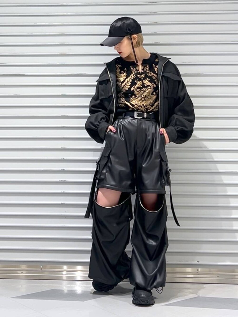 ブラック系のカーゴパンツ、ブラック系のブーツ、ブラック系のスウェットを着用したレディースの冬コーディネートの3枚目の写真