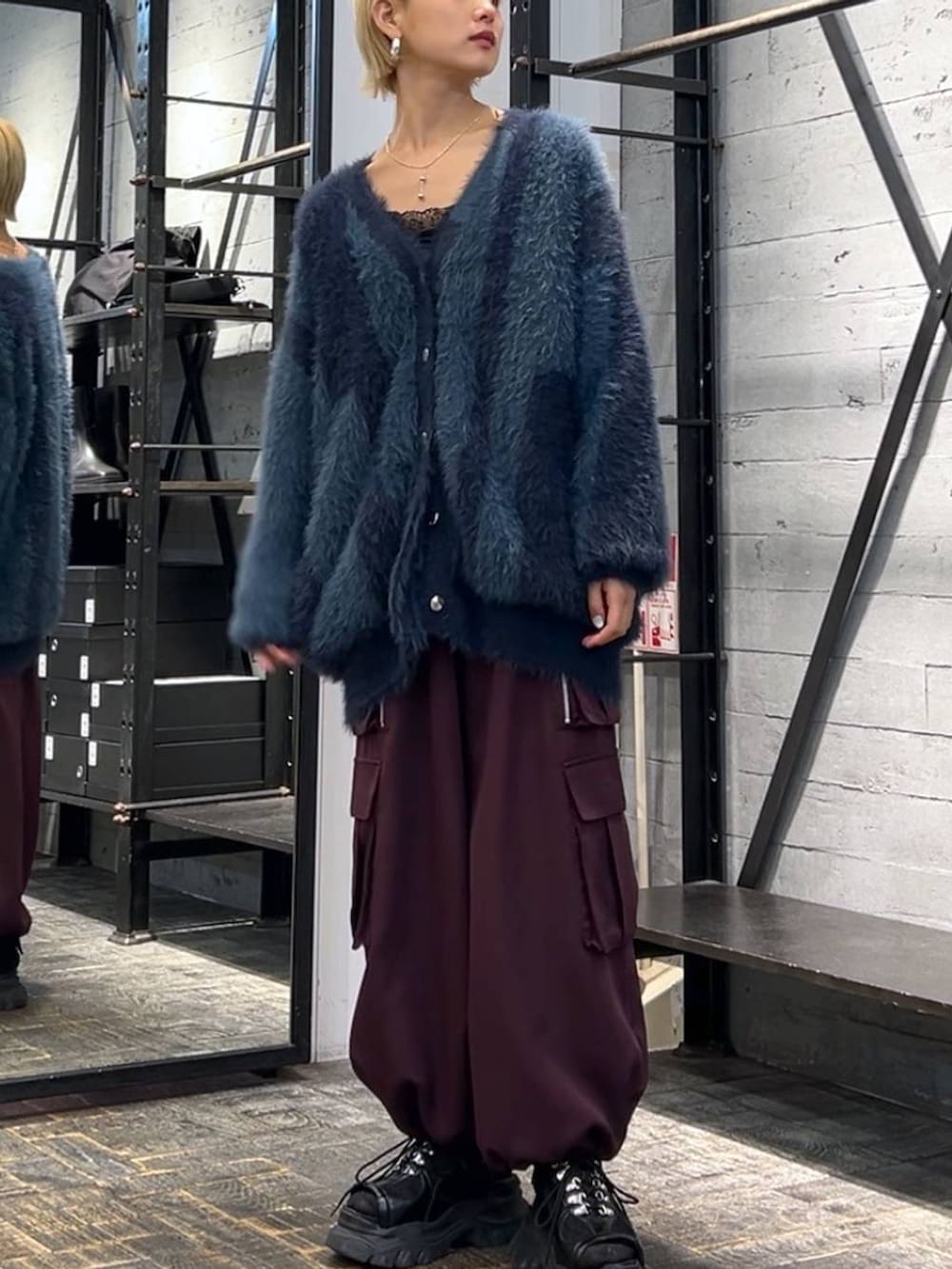 ブラック系のサンダル、レッド系のカーゴパンツ、ブルー系のカーディガン/ボレロを着用したレディースの秋コーディネートの4枚目の写真