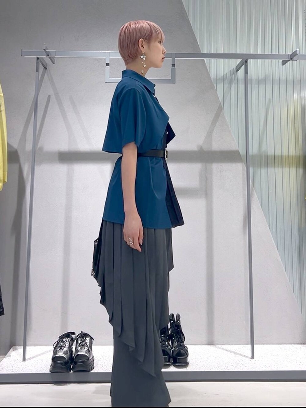 ブラック系のショルダーバッグ、ブラック系のブーツ、ブルー系のシャツ/ブラウスを着用したレディースの春コーディネートの3枚目の写真