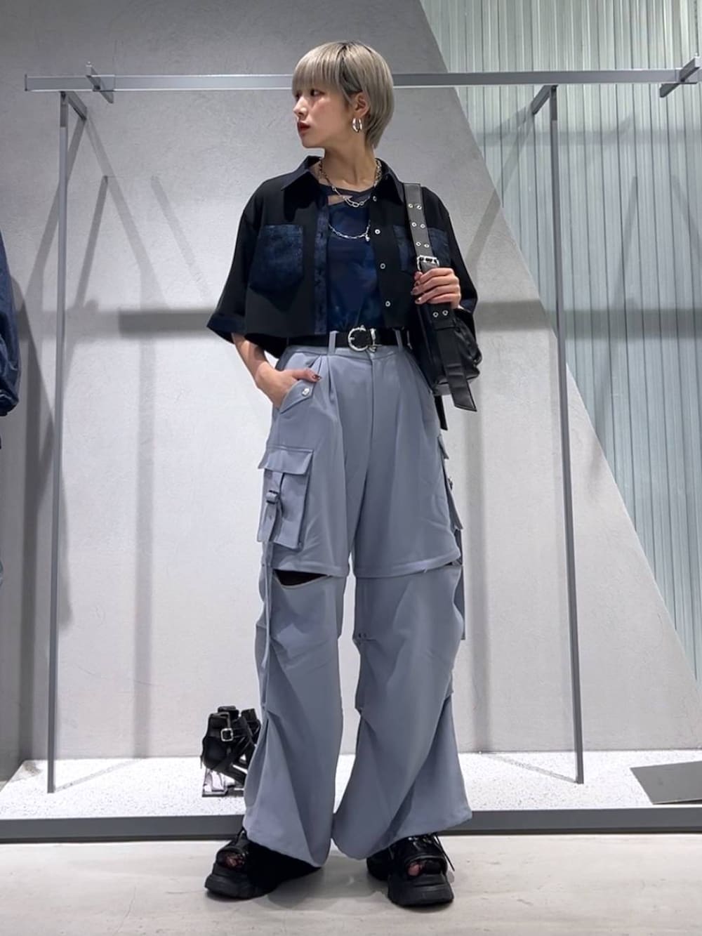 ブラック系のサンダル、ブラック系のショルダーバッグ、パープル系のシャツ/ブラウスを着用したレディースの夏コーディネートの3枚目の写真