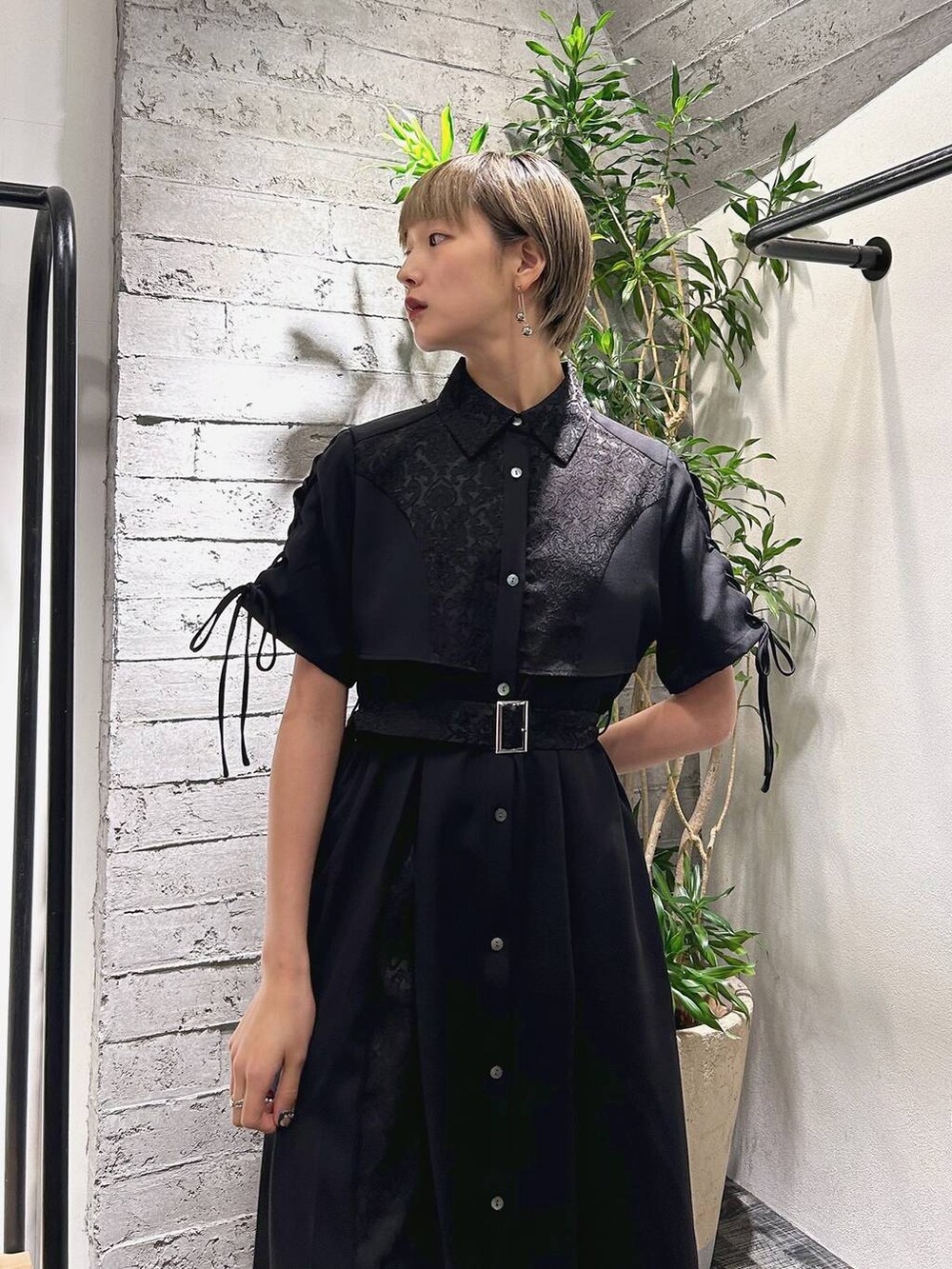 ブラック系のサンダル、ブラック系のワンピースを着用したレディースの夏コーディネートの5枚目の写真