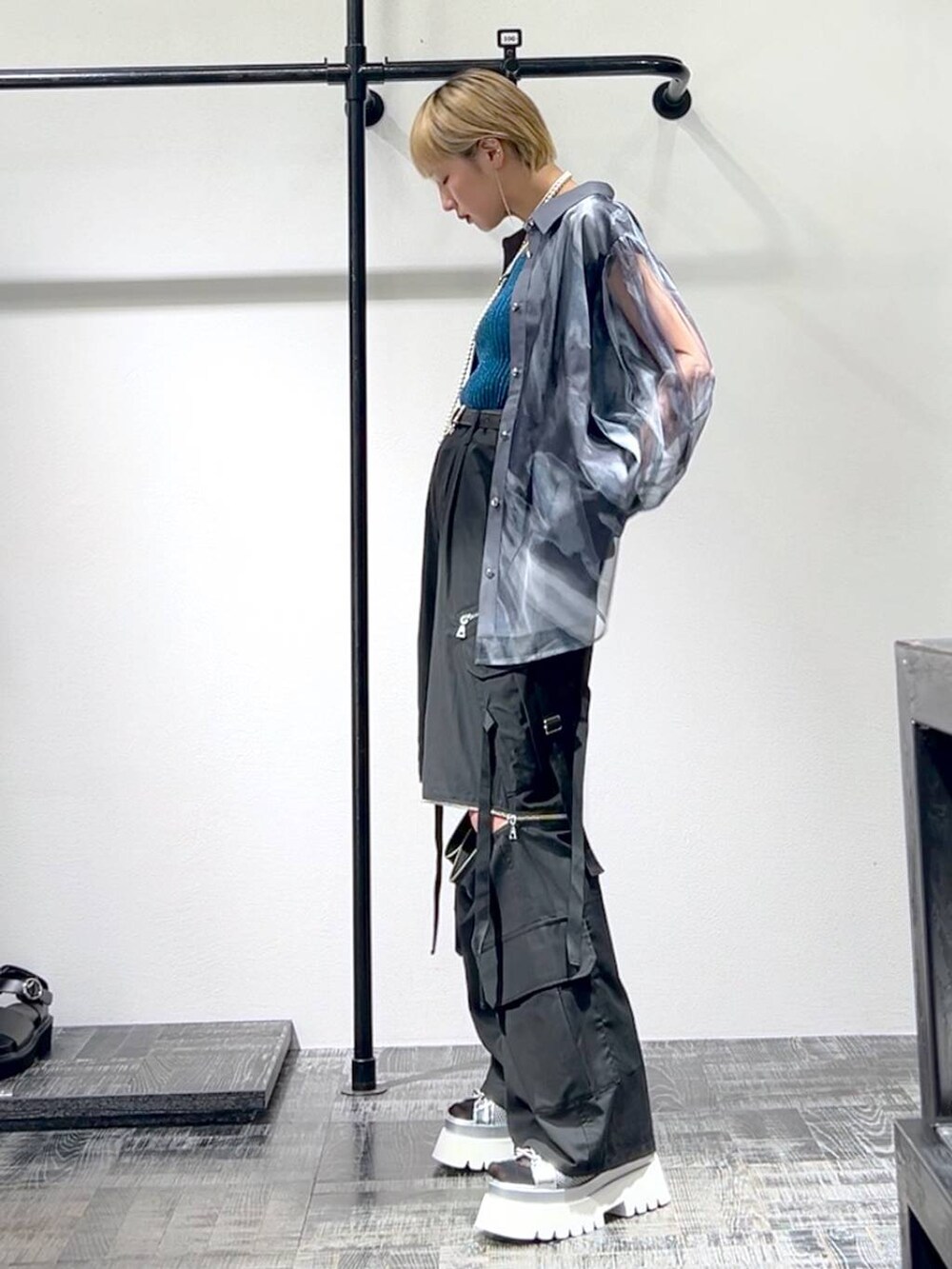 シルバー系のサンダル、ブルー系のタンクトップ、ブラック系のカーゴパンツを着用したレディースの春コーディネートの4枚目の写真