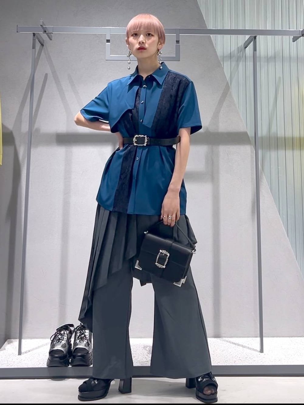 ブラック系のショルダーバッグ、ブラック系のブーツ、ブルー系のシャツ/ブラウスを着用したレディースの春コーディネートの5枚目の写真