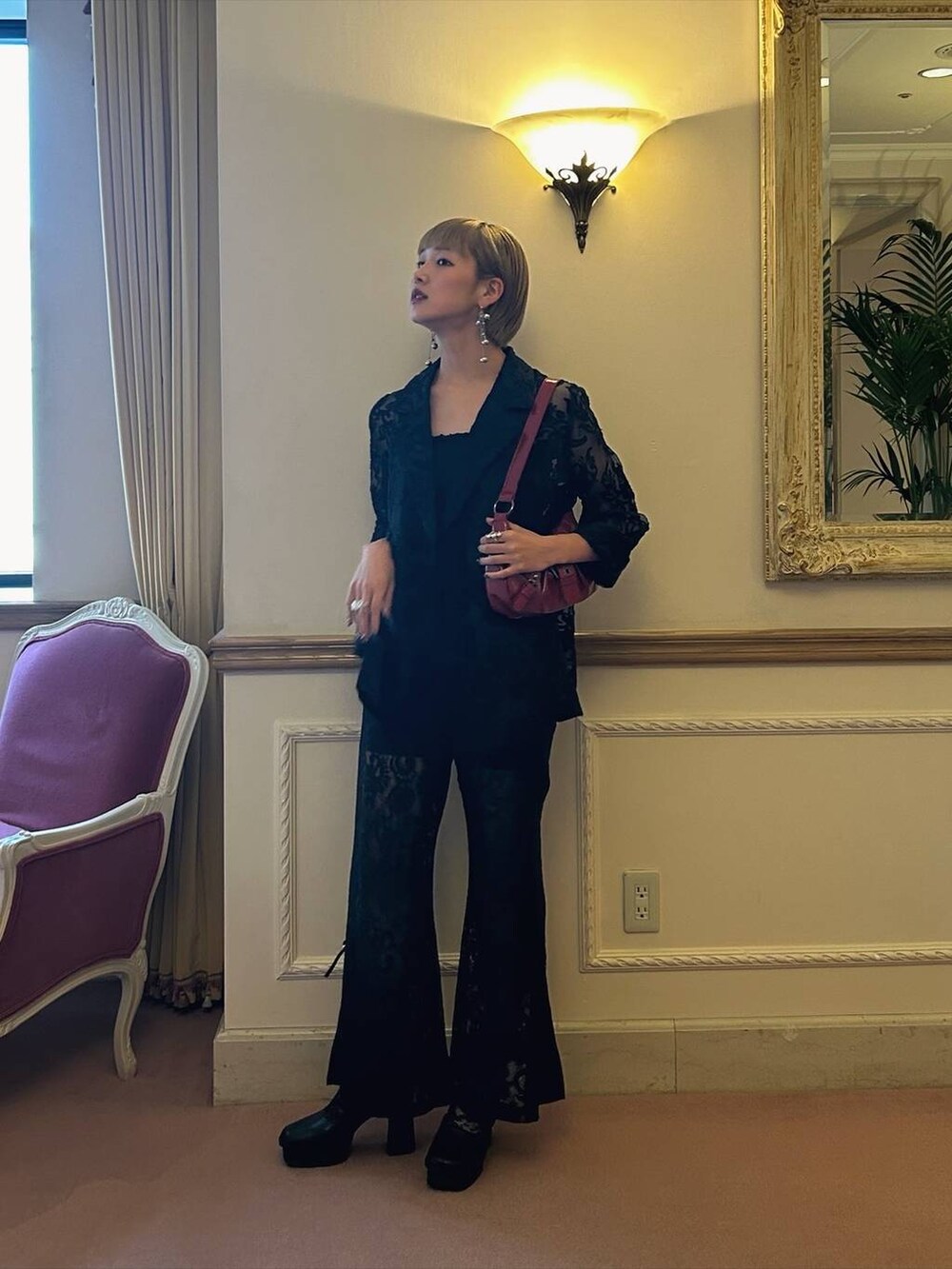 ブラック系のその他パンツ、ブラック系のテーラードジャケット、ブラック系のパンプスを着用したレディースの夏コーディネートの4枚目の写真