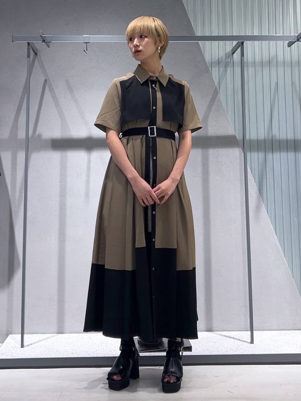 グレー系のサンダル、ブラウン系のワンピース、ブラウン系のその他パンツを着用したレディースの夏コーディネートの3枚目の写真