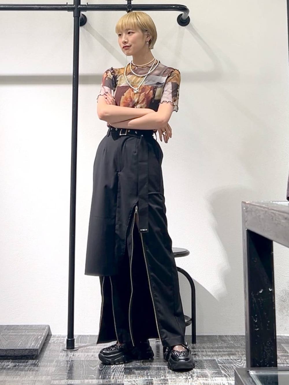 ブラウン系のTシャツ/カットソー、ブラック系のスニーカー、ブラック系のその他パンツを着用したレディースの夏コーディネートの2枚目の写真