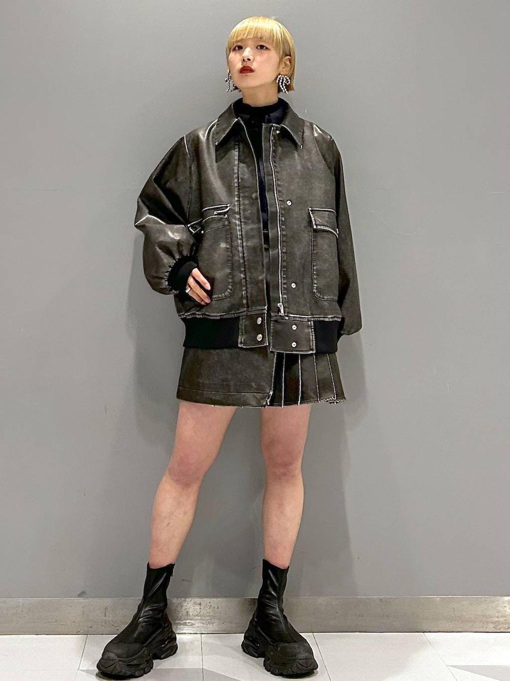 ブラック系のブーツ、ブラック系のシャツ/ブラウス、ブラック系のその他パンツを着用したレディースの冬コーディネートの3枚目の写真