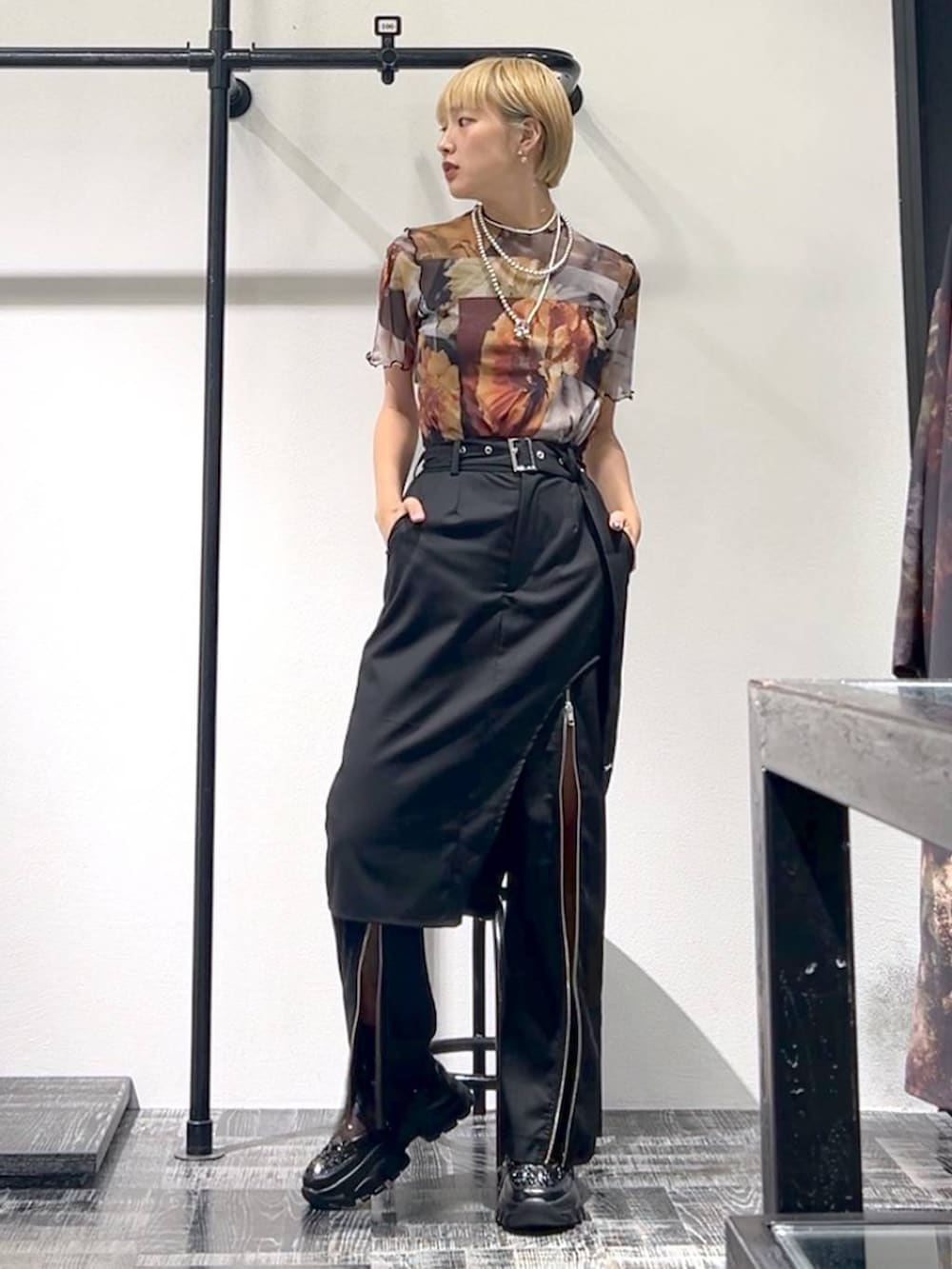 ブラウン系のTシャツ/カットソー、ブラック系のスニーカー、ブラック系のその他パンツを着用したレディースの夏コーディネートの3枚目の写真