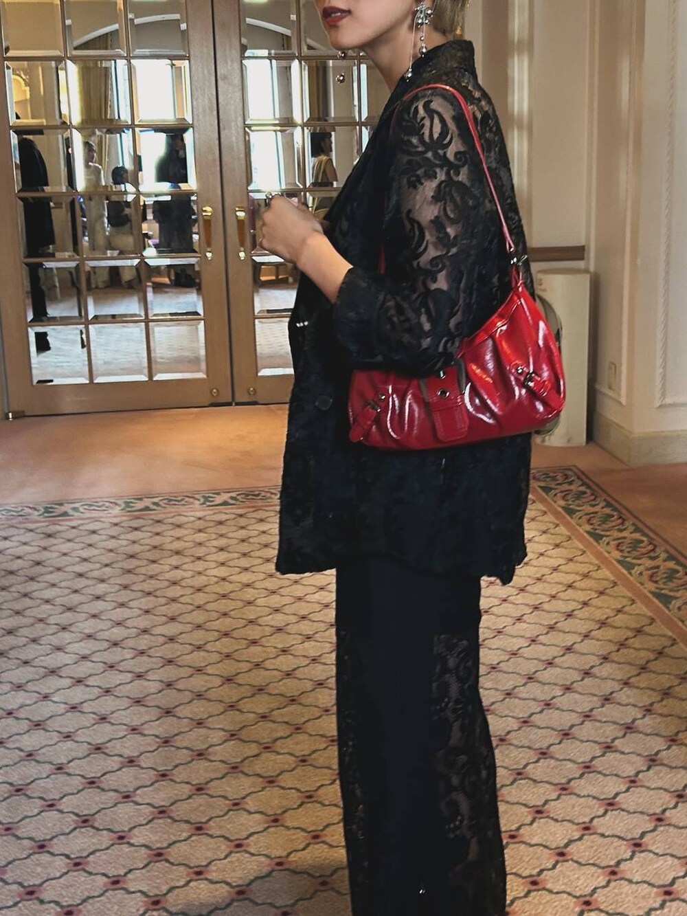 ブラック系のその他パンツ、ブラック系のテーラードジャケット、ブラック系のパンプスを着用したレディースの夏コーディネートの3枚目の写真