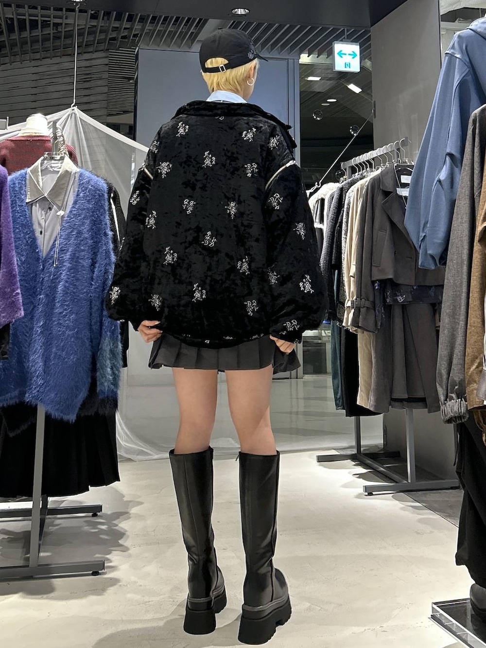 ブラック系のネクタイ、ブラック系のブルゾン、グレー系のその他パンツを着用したレディースの秋コーディネートの2枚目の写真