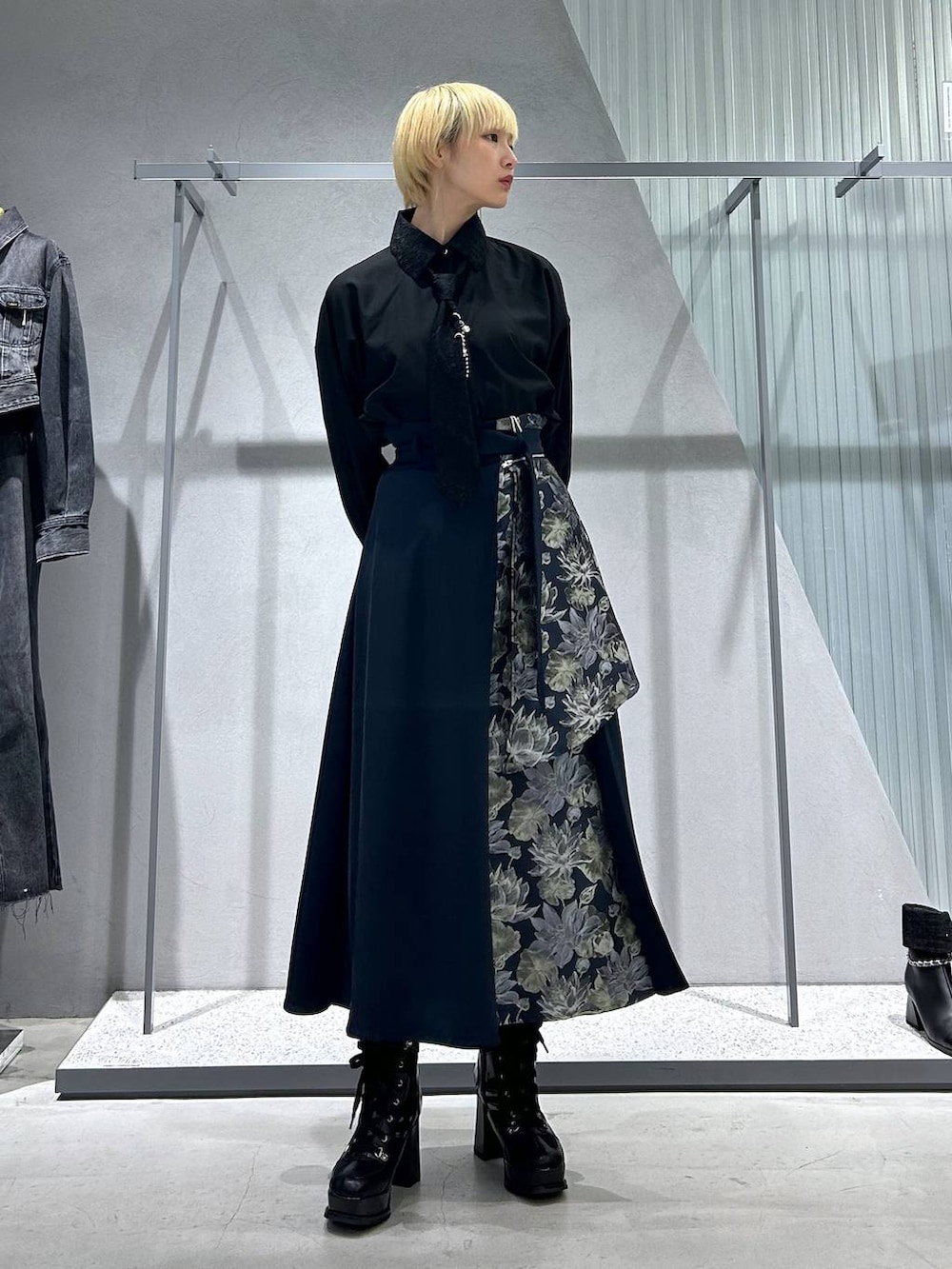 ブラック系のシャツ/ブラウスを着用したレディースの秋コーディネートの2枚目の写真