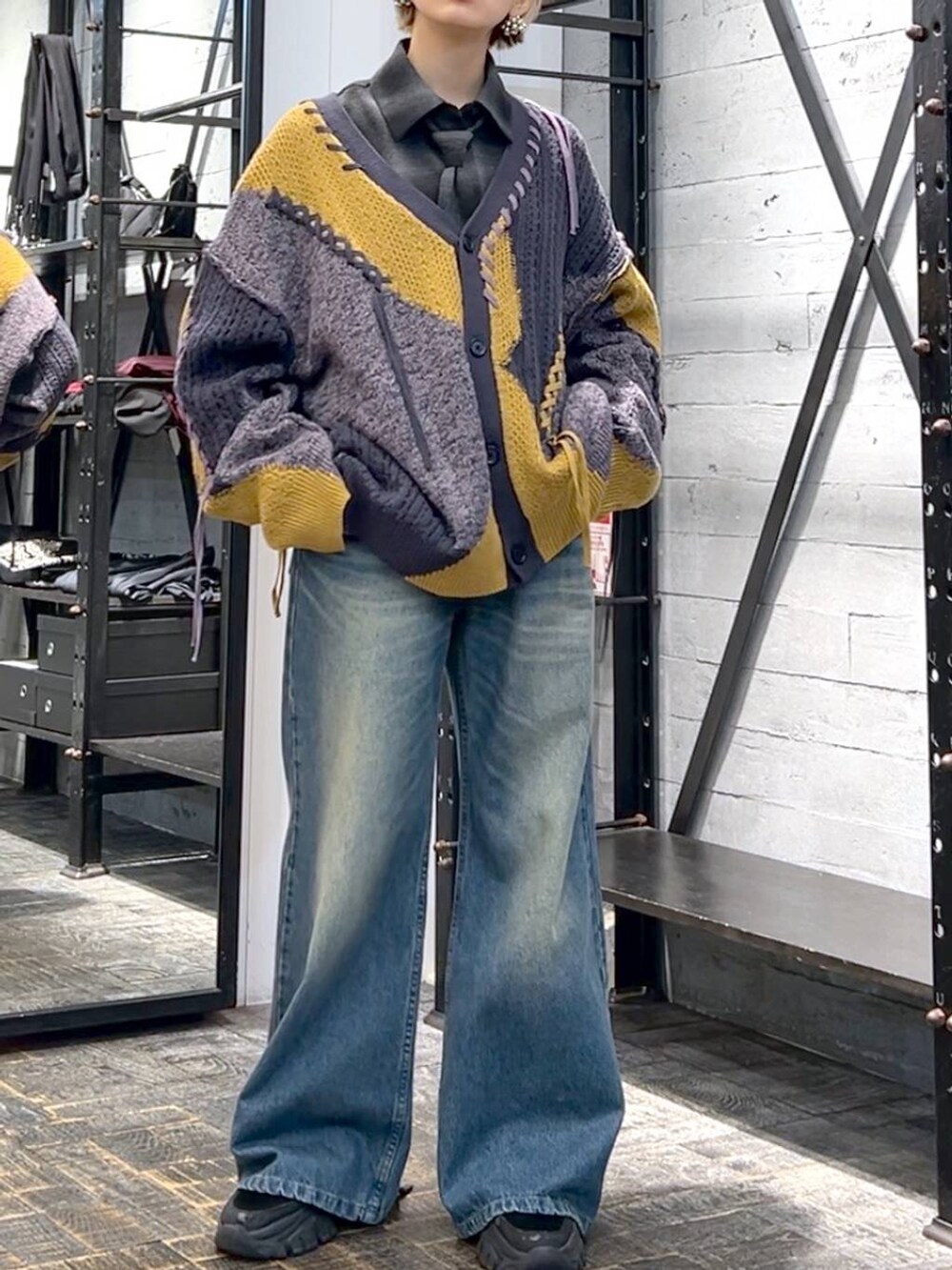 イエロー系のカーディガン/ボレロ、ブルー系のデニムパンツ、その他のシャツ/ブラウスを着用したレディースの冬コーディネートの4枚目の写真