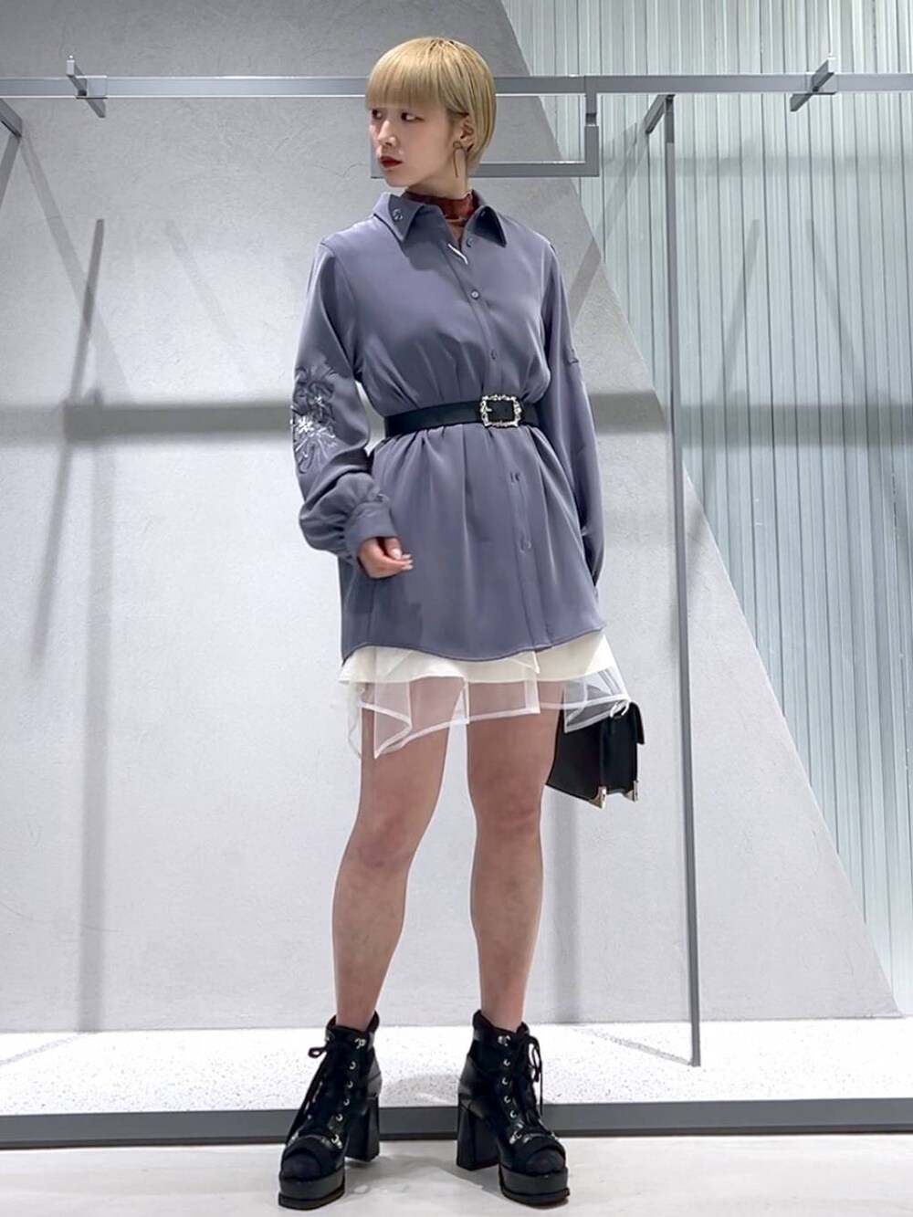 ブラック系のショルダーバッグ、パープル系のシャツ/ブラウス、ブラック系のブーツを着用したレディースの春コーディネートの3枚目の写真