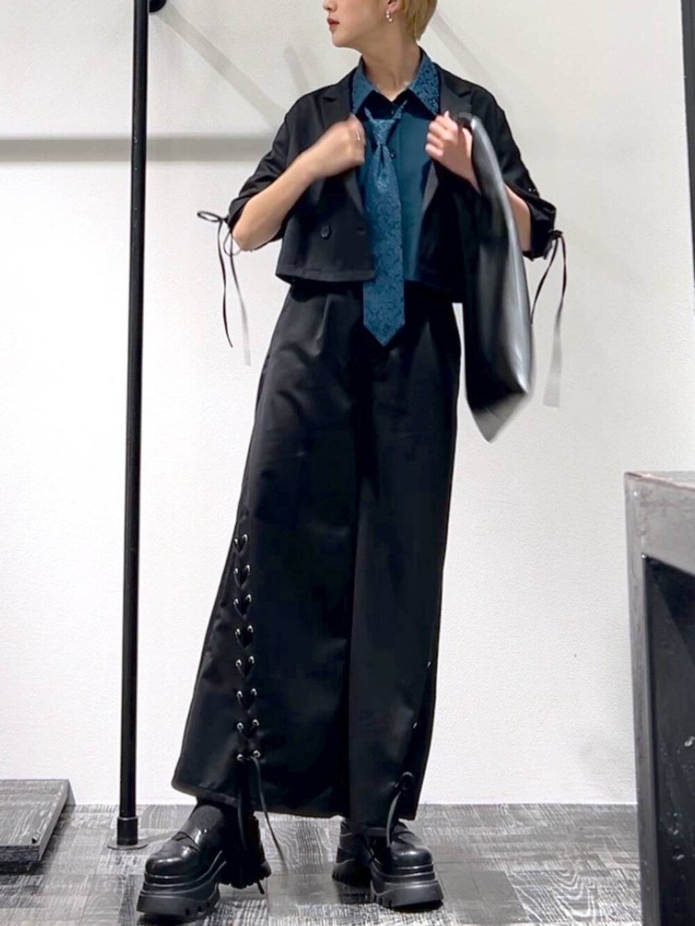 ブラック系のテーラードジャケット、ブラック系のその他パンツ、ブラック系のトートバッグを着用したレディースの春コーディネートの4枚目の写真