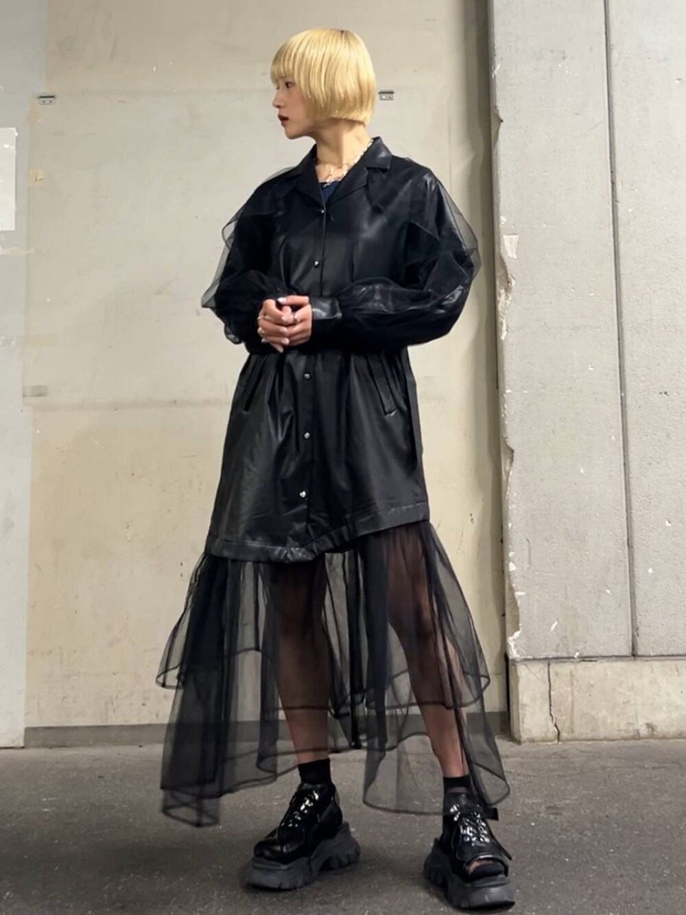 ブラック系のワンピースを着用したレディースの秋コーディネートの5枚目の写真