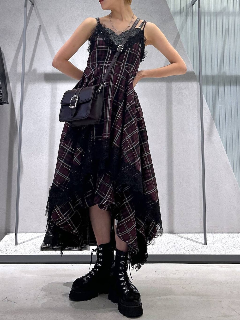 ブラック系のサンダル、ブラウン系のショルダーバッグ、レッド系のスカートを着用したレディースの夏コーディネートの3枚目の写真