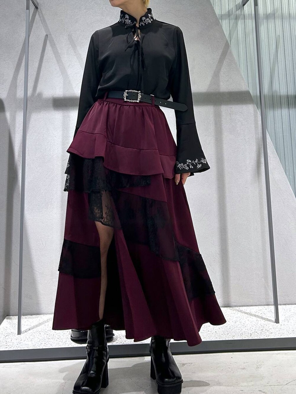 グレー系のブーツ、ブラック系のテーラードジャケット、ブラック系のシャツ/ブラウスを着用したレディースの秋コーディネートの4枚目の写真