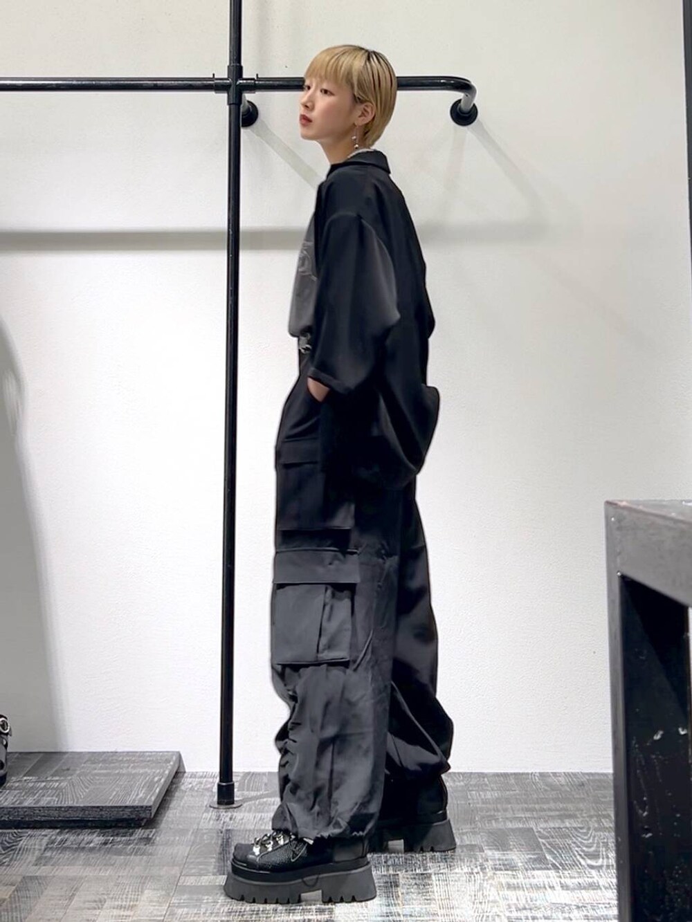 ブラック系のサンダル、ブラック系のテーラードジャケット、グレー系のTシャツ/カットソーを着用したレディースの春コーディネートの2枚目の写真