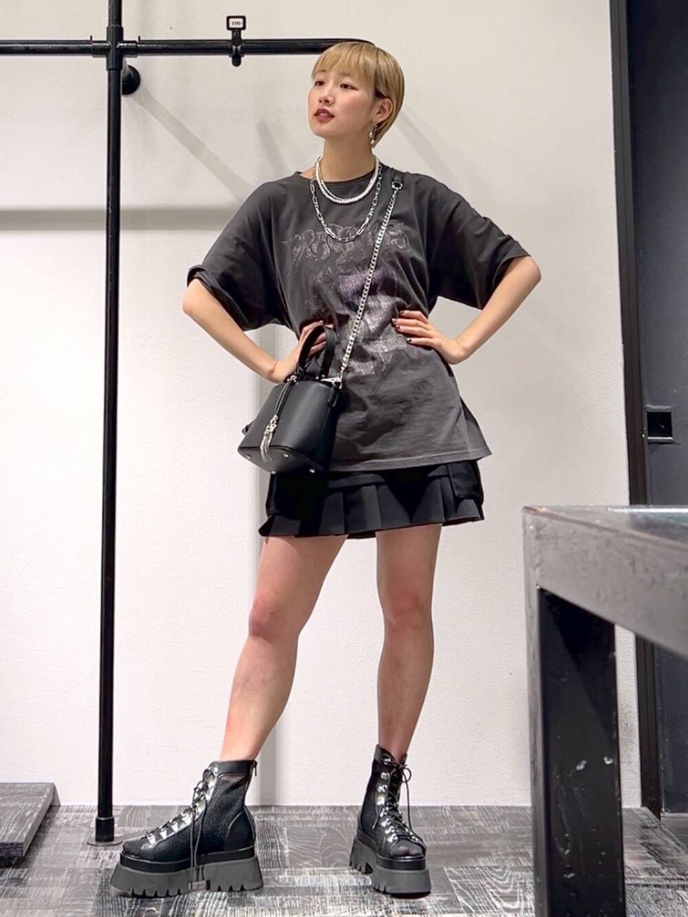 ブラック系のサンダル、グレー系のTシャツ/カットソー、ブラック系のショルダーバッグを着用したレディースの春コーディネートの7枚目の写真