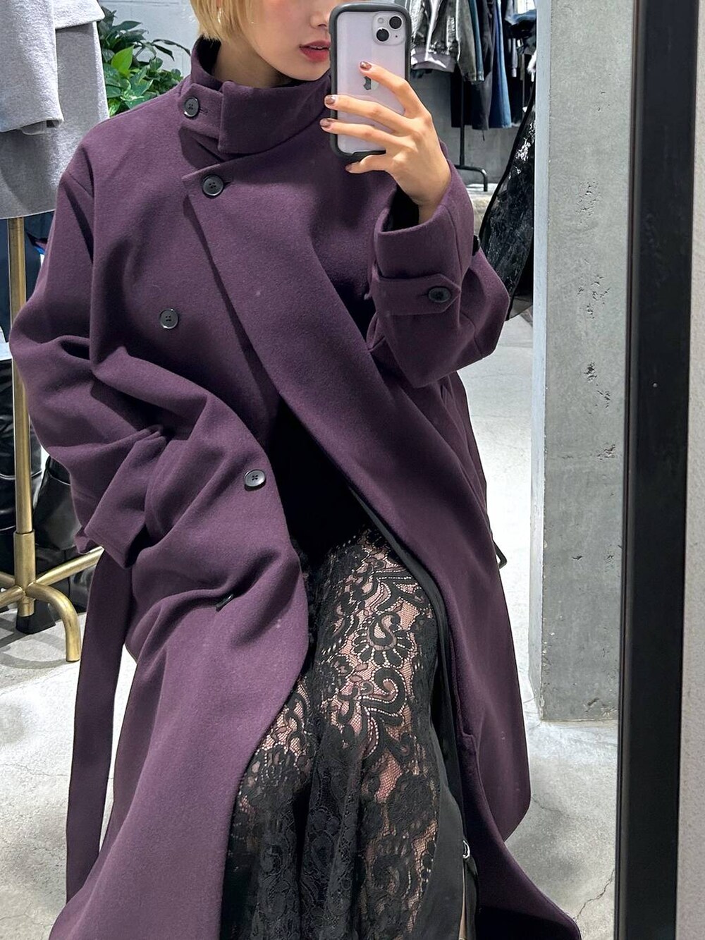 パープル系のチェスターコートを着用したレディースの秋コーディネートの3枚目の写真