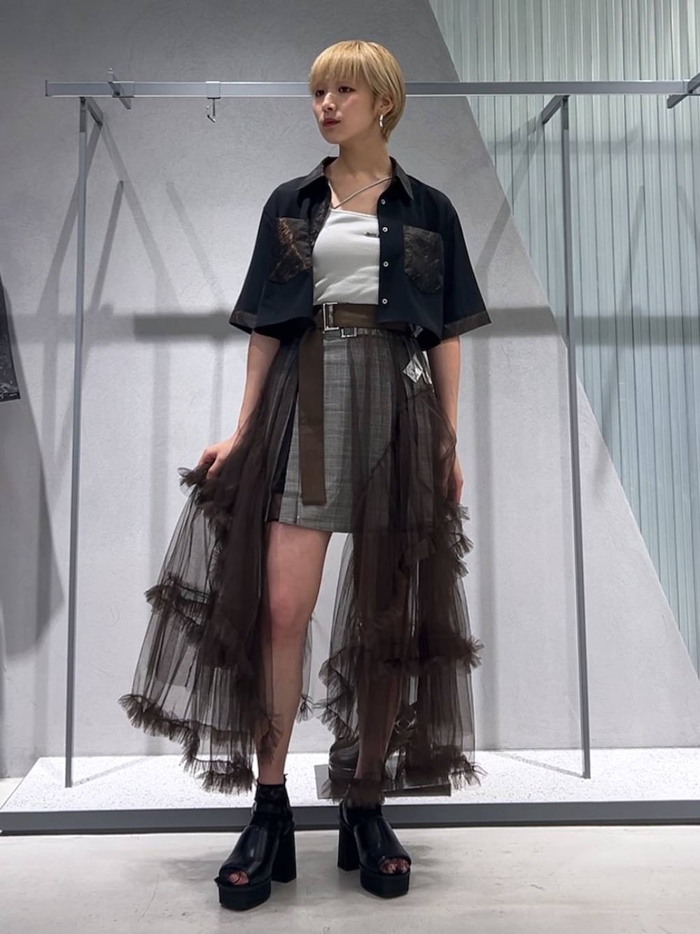 グレー系のサンダル、ブラウン系のスカート、オレンジ系のシャツ/ブラウスを着用したレディースの夏コーディネートの3枚目の写真