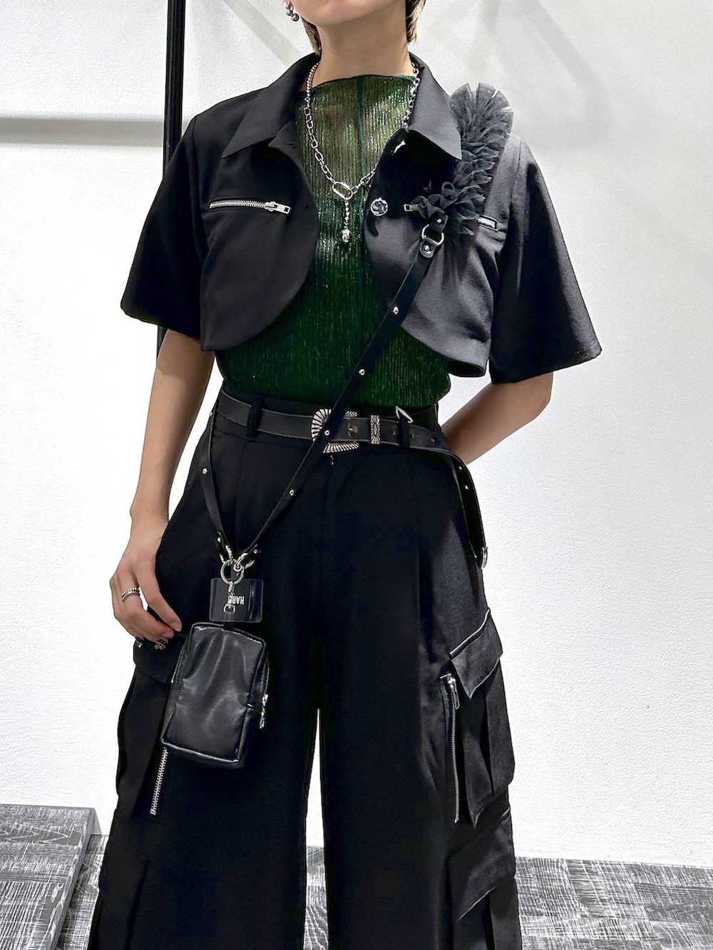 グリーン系のTシャツ/カットソー、ブラック系のブルゾン、ブラック系のカーゴパンツを着用したレディースの夏コーディネートの2枚目の写真