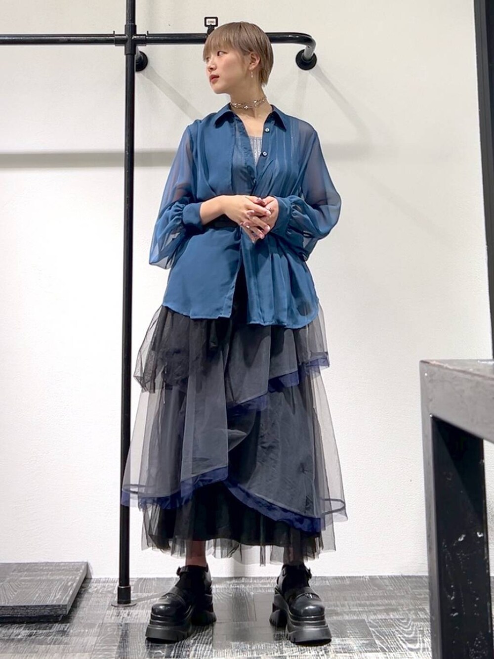 ブルー系のシャツ/ブラウス、グレー系のスカート、ブラック系のサンダルを着用したレディースの春コーディネートの4枚目の写真