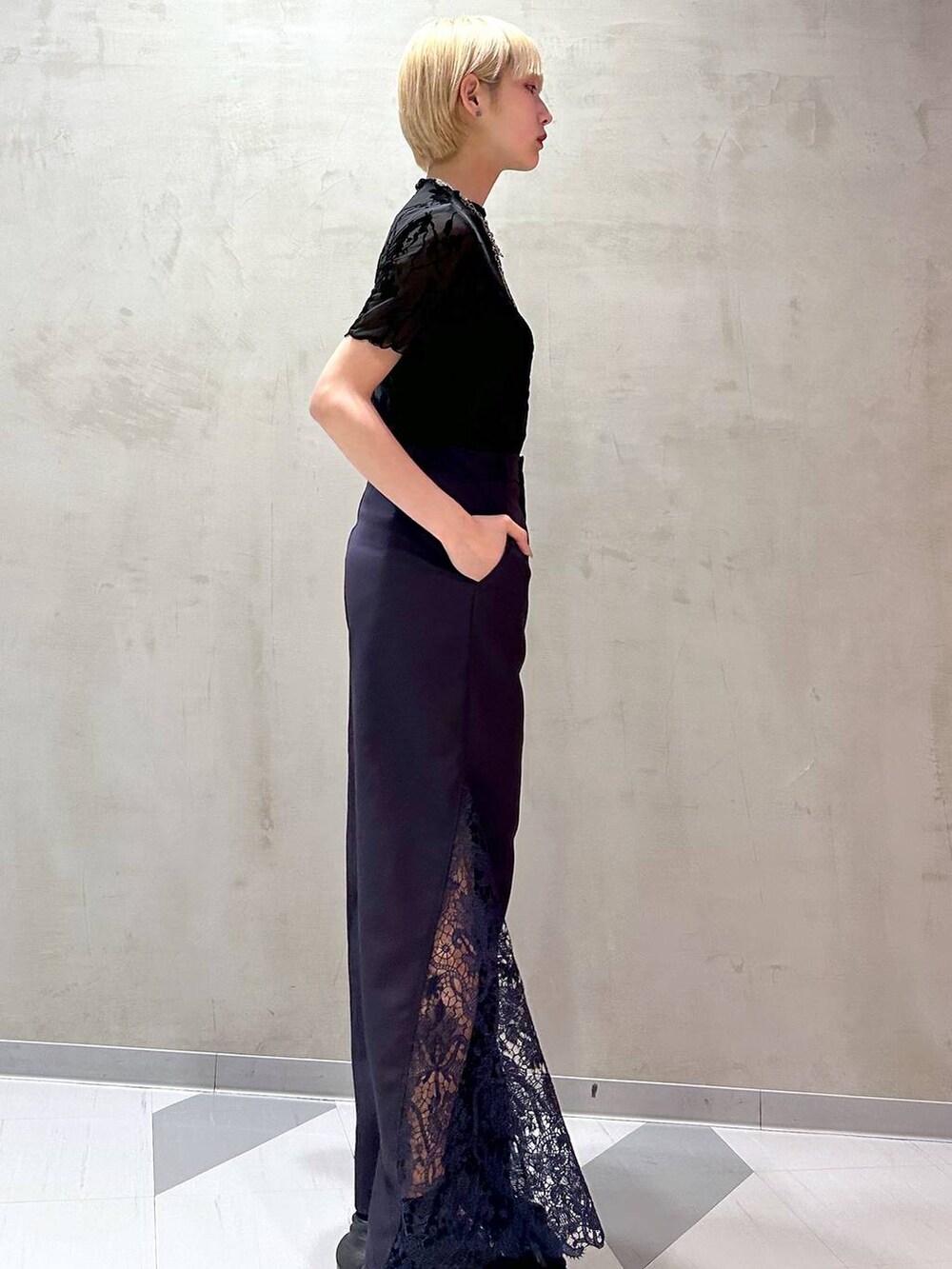 ブラック系のサンダル、ブラック系のTシャツ/カットソー、パープル系のその他パンツを着用したレディースの春コーディネートの3枚目の写真