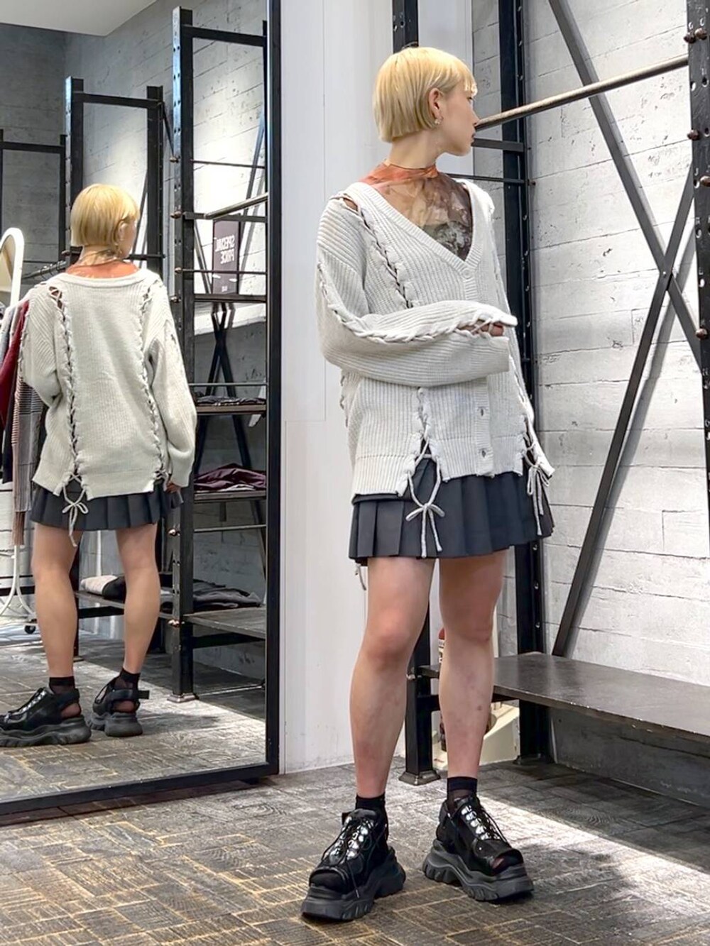その他のテーラードジャケット、レッド系のTシャツ/カットソー、ブラック系のサンダルを着用したレディースの秋コーディネートの4枚目の写真