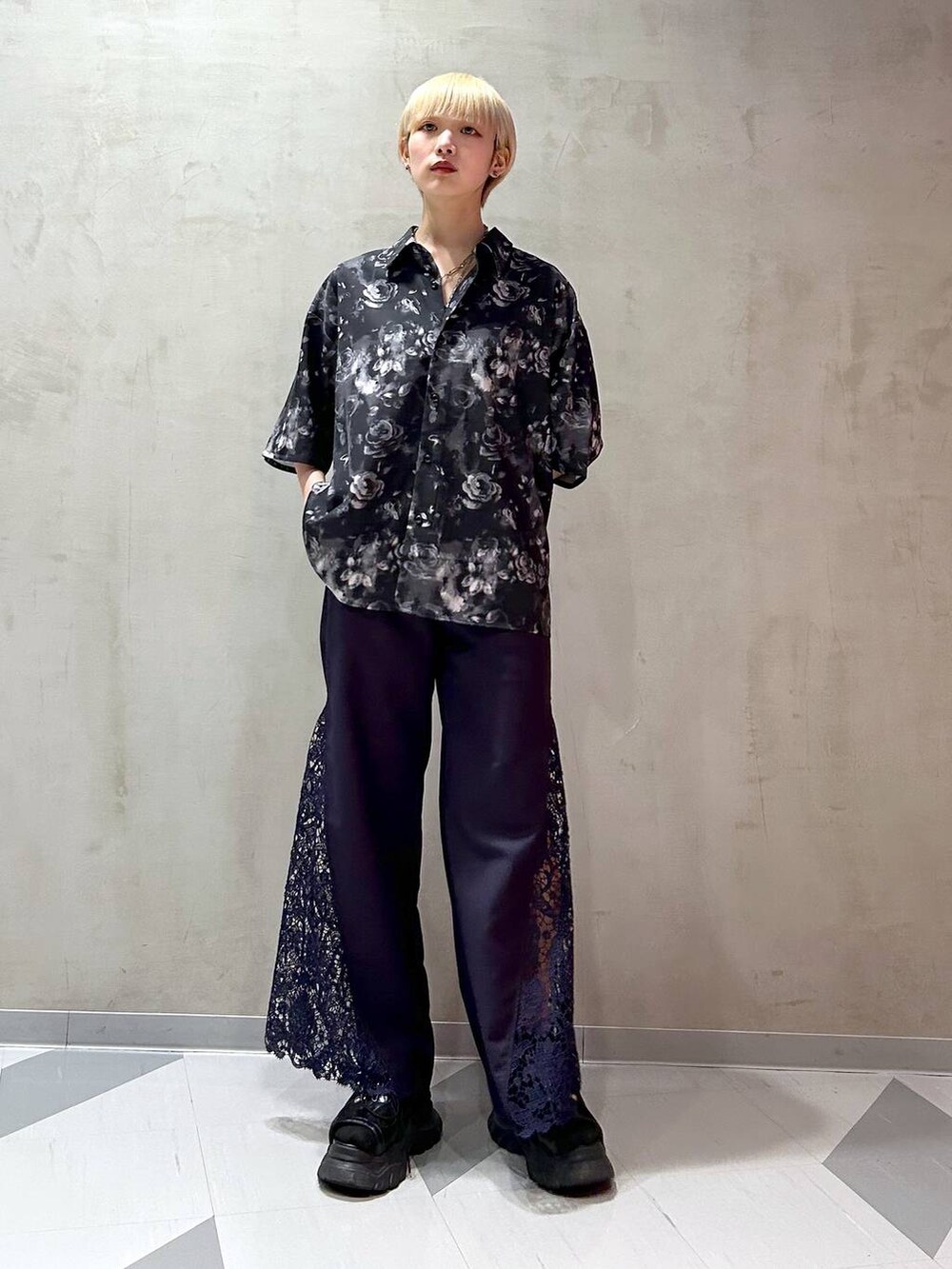 ブラック系のサンダル、ブラック系のシャツ/ブラウス、パープル系のその他パンツを着用したレディースの春コーディネートの6枚目の写真