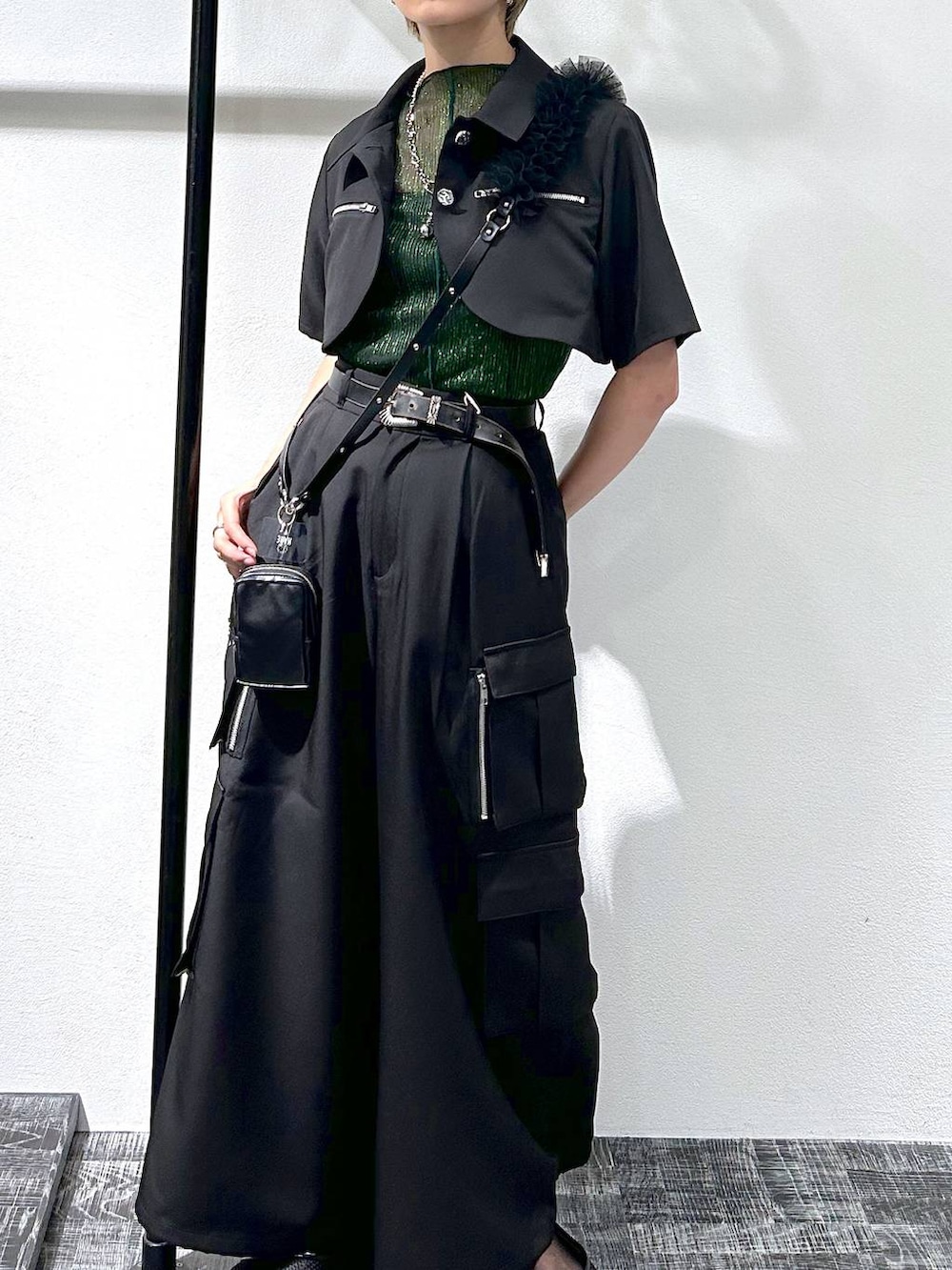 グリーン系のTシャツ/カットソー、ブラック系のブルゾン、ブラック系のカーゴパンツを着用したレディースの夏コーディネートの4枚目の写真